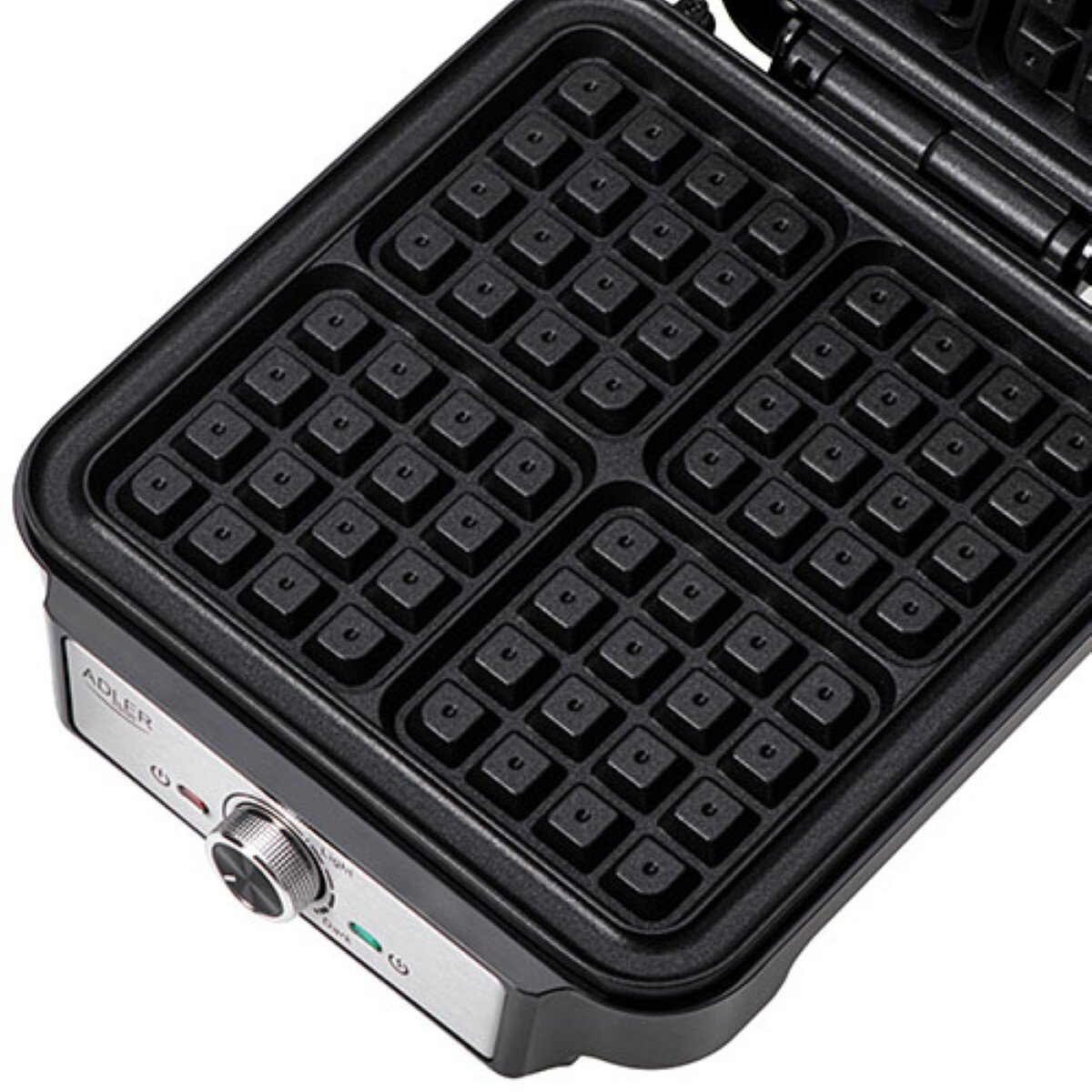 Otwarta gofrownica z kwadratowymi kratkami. Sterowanie z boku. Czarno-srebrny design. Widoczna nazwa marki 'ADLER'.