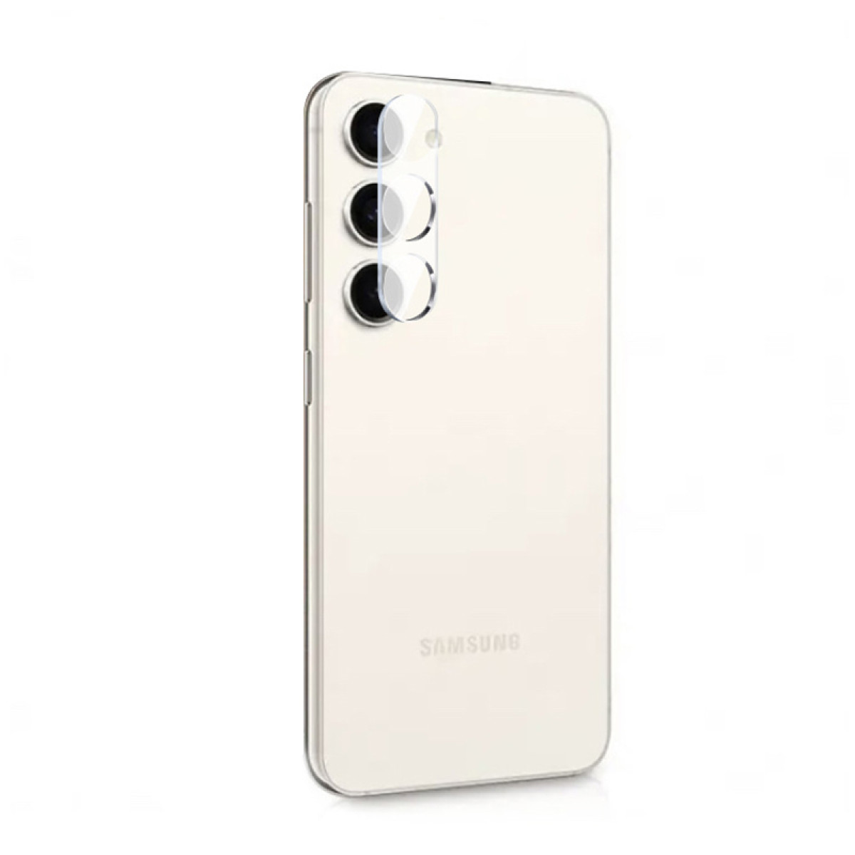 Kremowy smartfon marki Samsung z trzema obiektywami. Ochronna osłona umieszczona na obiektywach.