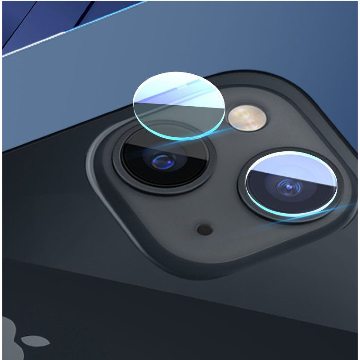 Zbliżenie modułu aparatu w smartfonie. Soczewki widoczne z osłoną ochronną. Tło to gradient niebieskiego.