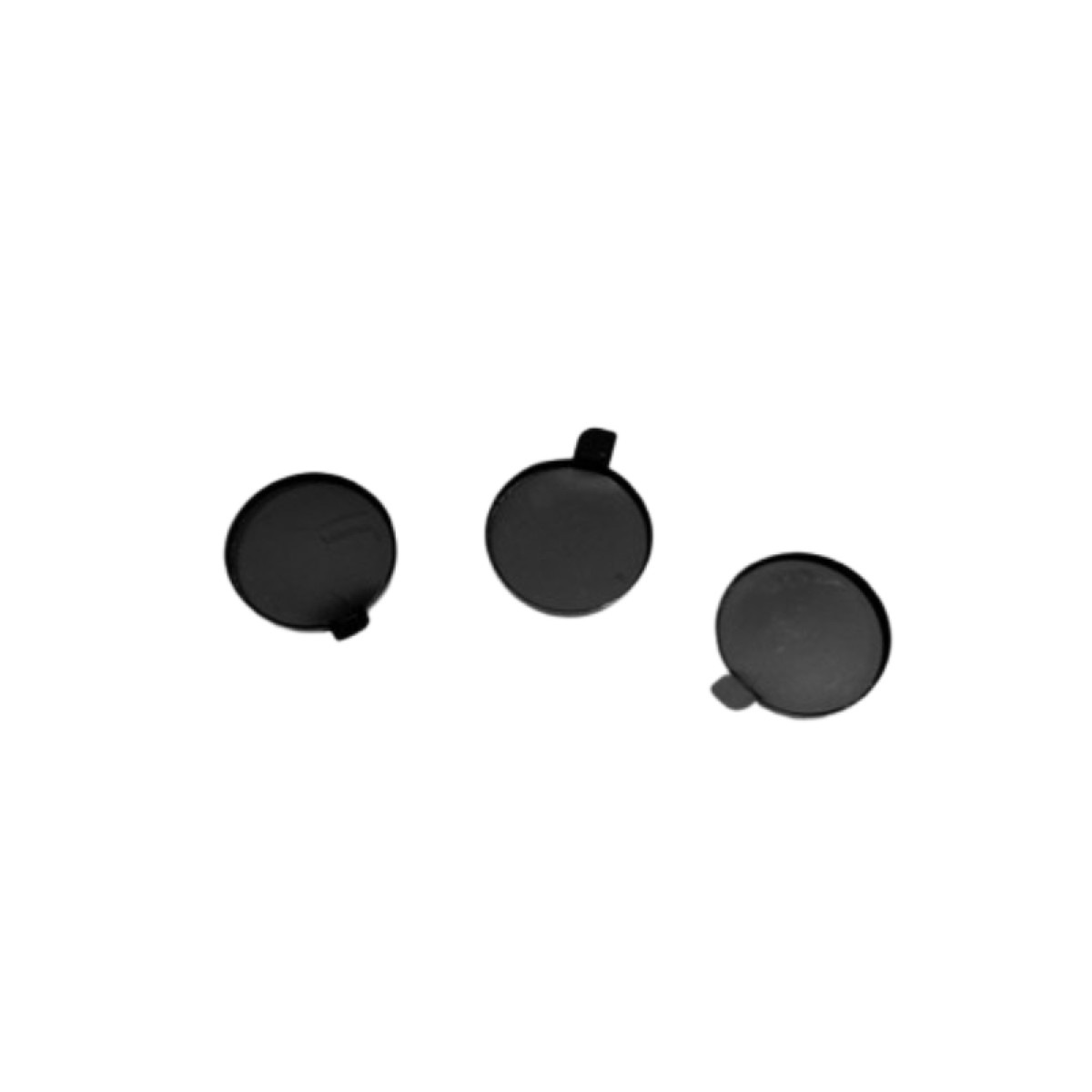 Trzy czarne, okrągłe plastikowe nakrętki z małymi zakładkami ułożone na białym tle.