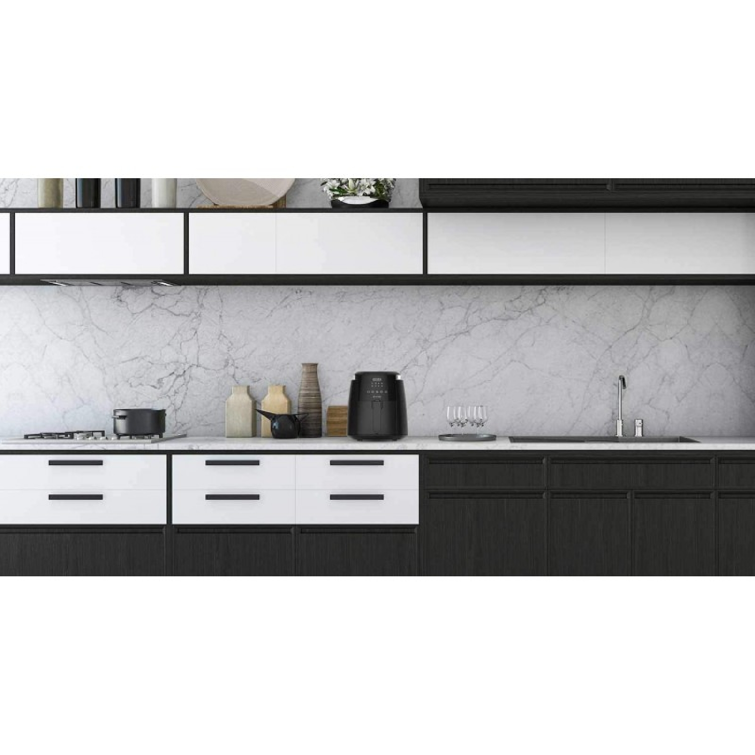 Una cocina moderna con gabinetes blancos y negros. Se ve una freidora de aire y una olla en la encimera. Salpicadero de mármol.