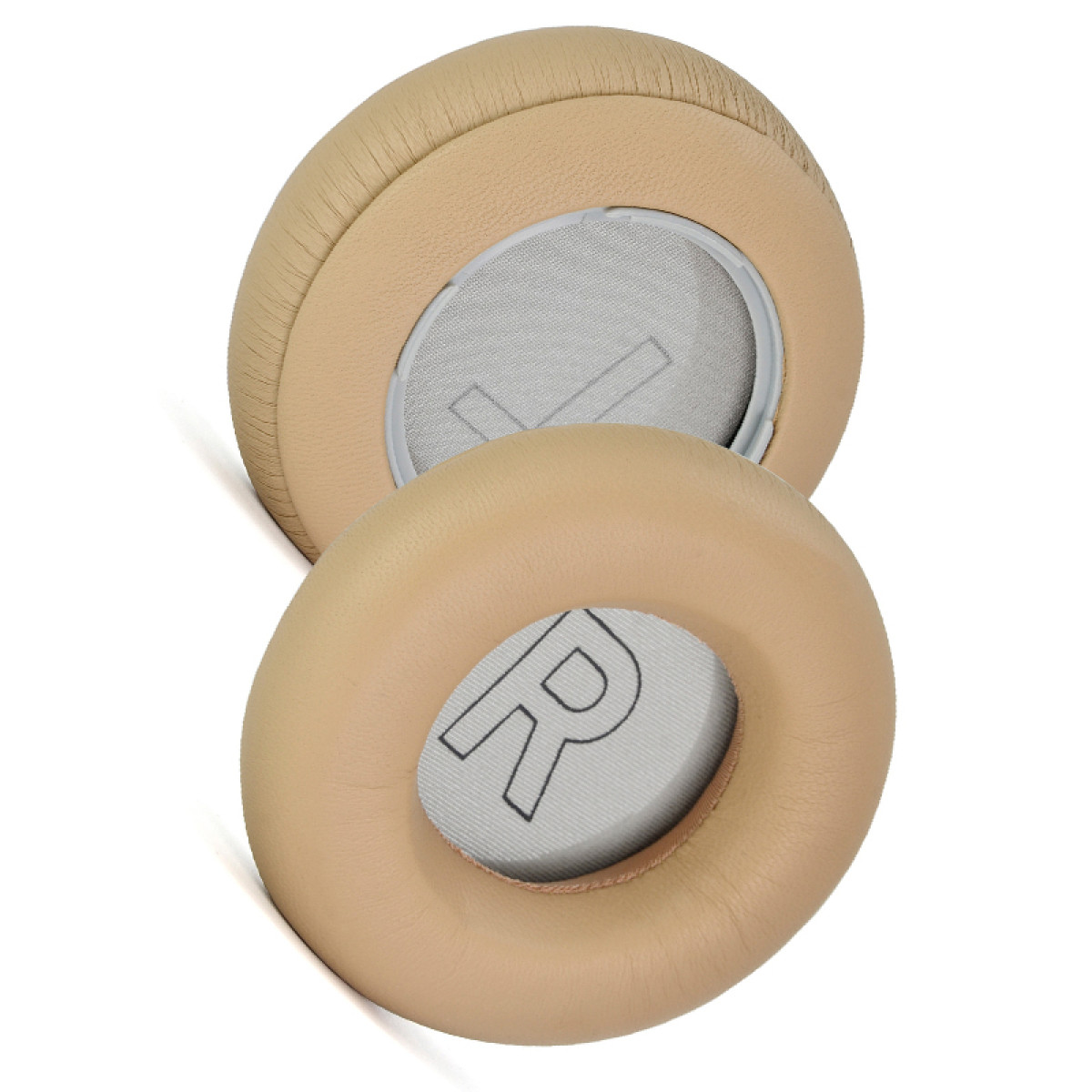 Dwie beżowe nauszniki do słuchawek. Jedna na drugiej. Wewnętrzne poduszki pokazują odpowiednio L i R.