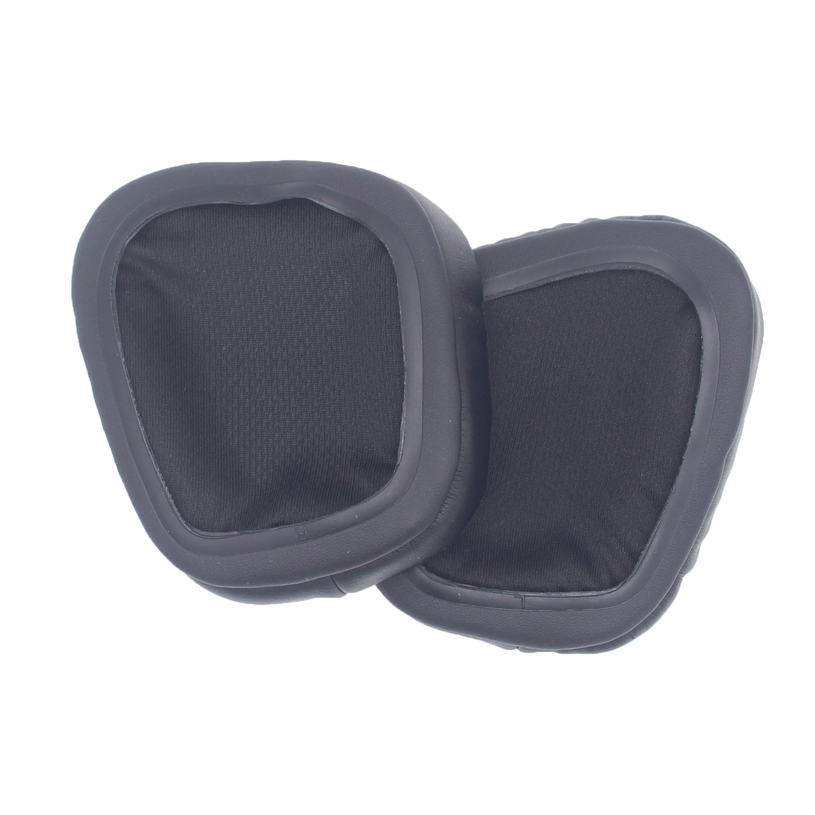 Dwie czarne, owalne nauszniki słuchawek na białym tle. Każda poduszka ma wnętrze z siatki.