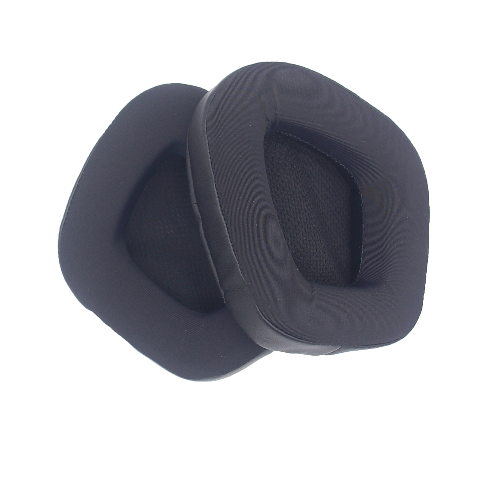 Widoczne są dwie czarne, owalne poduszki nauszne do słuchawek. Są na białym tle. Poduszki są blisko siebie.