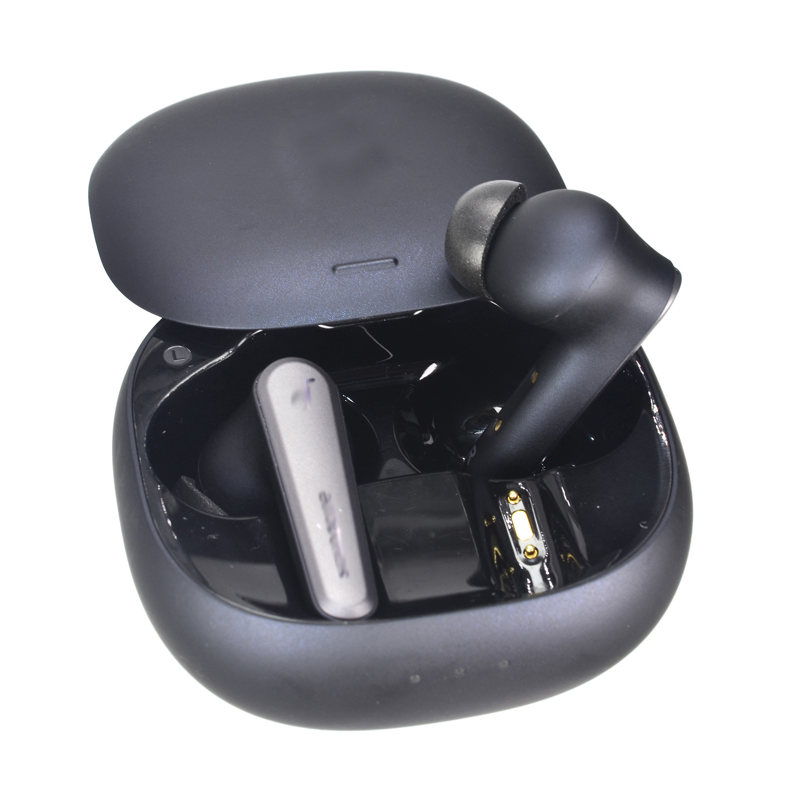 L'immagine mostra un paio di auricolari wireless neri all'interno della loro custodia di ricarica, anch'essa nera e con il coperchio aperto.