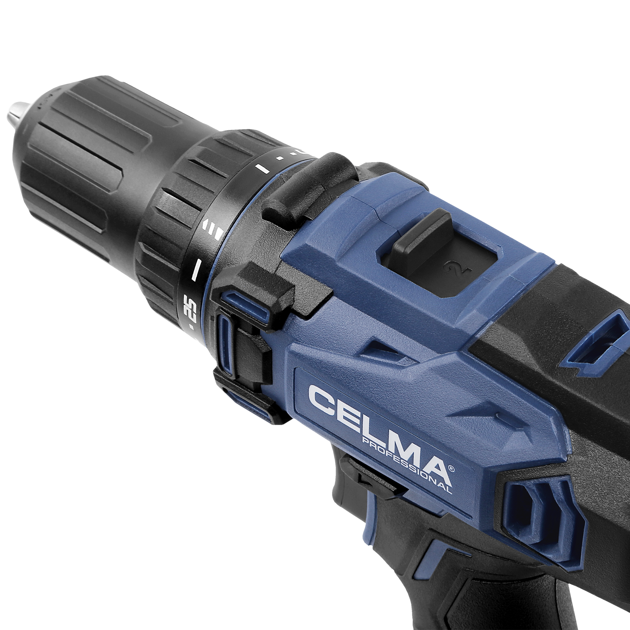 Zbliżenie niebiesko-czarnej wiertarki akumulatorowej. Wiertarka ma markę CELMA. Tło jest białe.