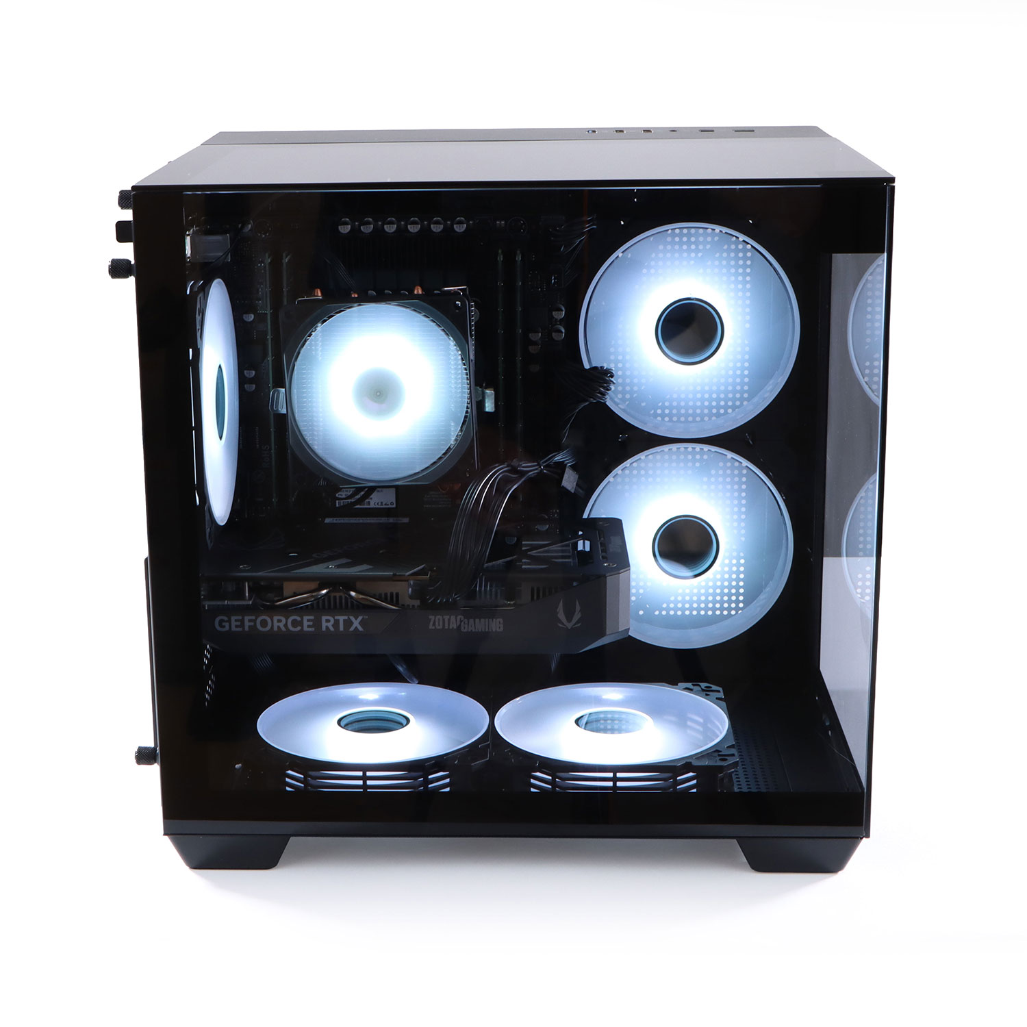 Ein schwarzes Computergehäuse mit Glasfront, das interne Komponenten zeigt. Beleuchtete Lüfter und eine Grafikkarte sind sichtbar.
