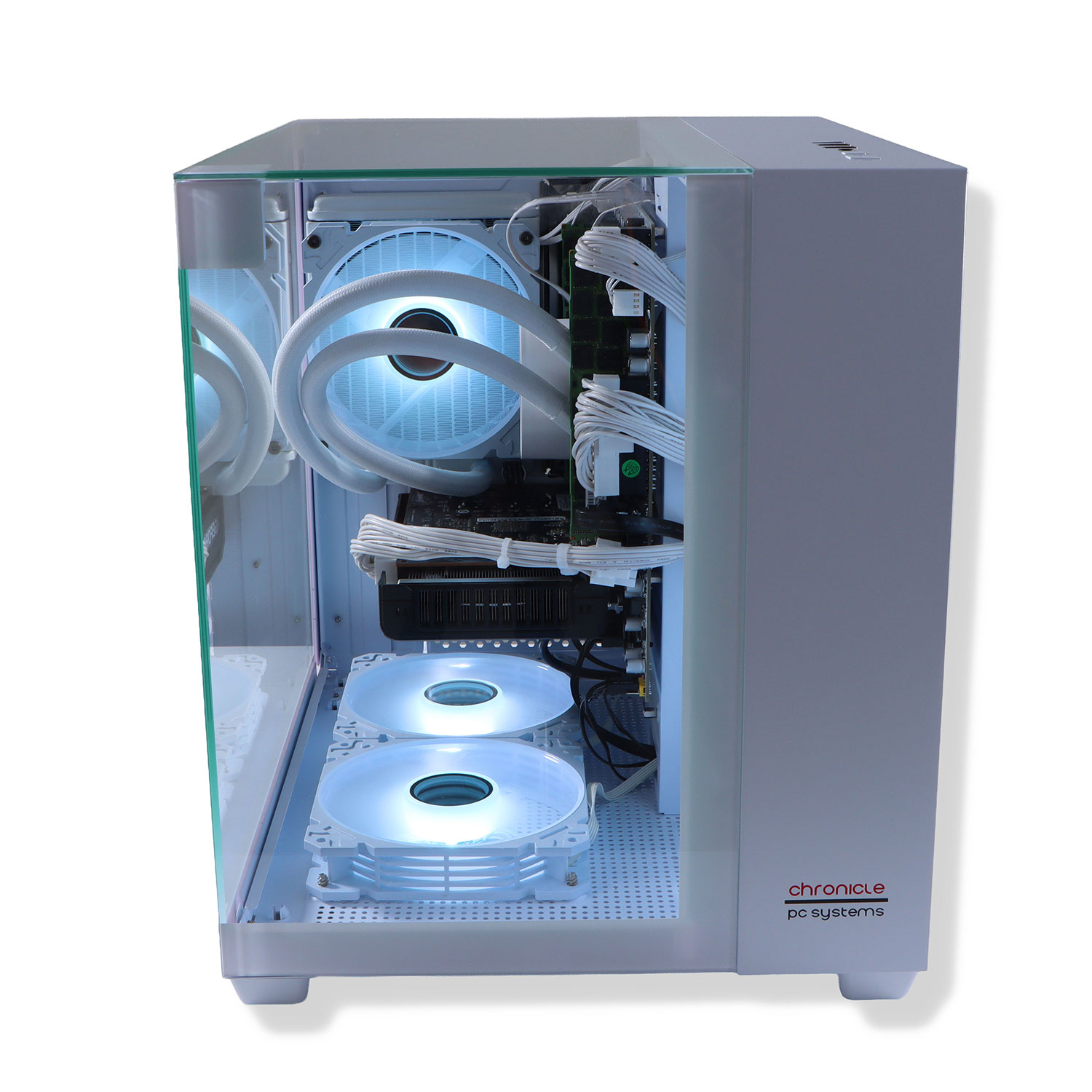 Weißes PC-Gehäuse mit Glas-Seitenwand. Innen beleuchtete Lüfter und Komponenten. Der Markenname 'chronicle pc systems' ist sichtbar.