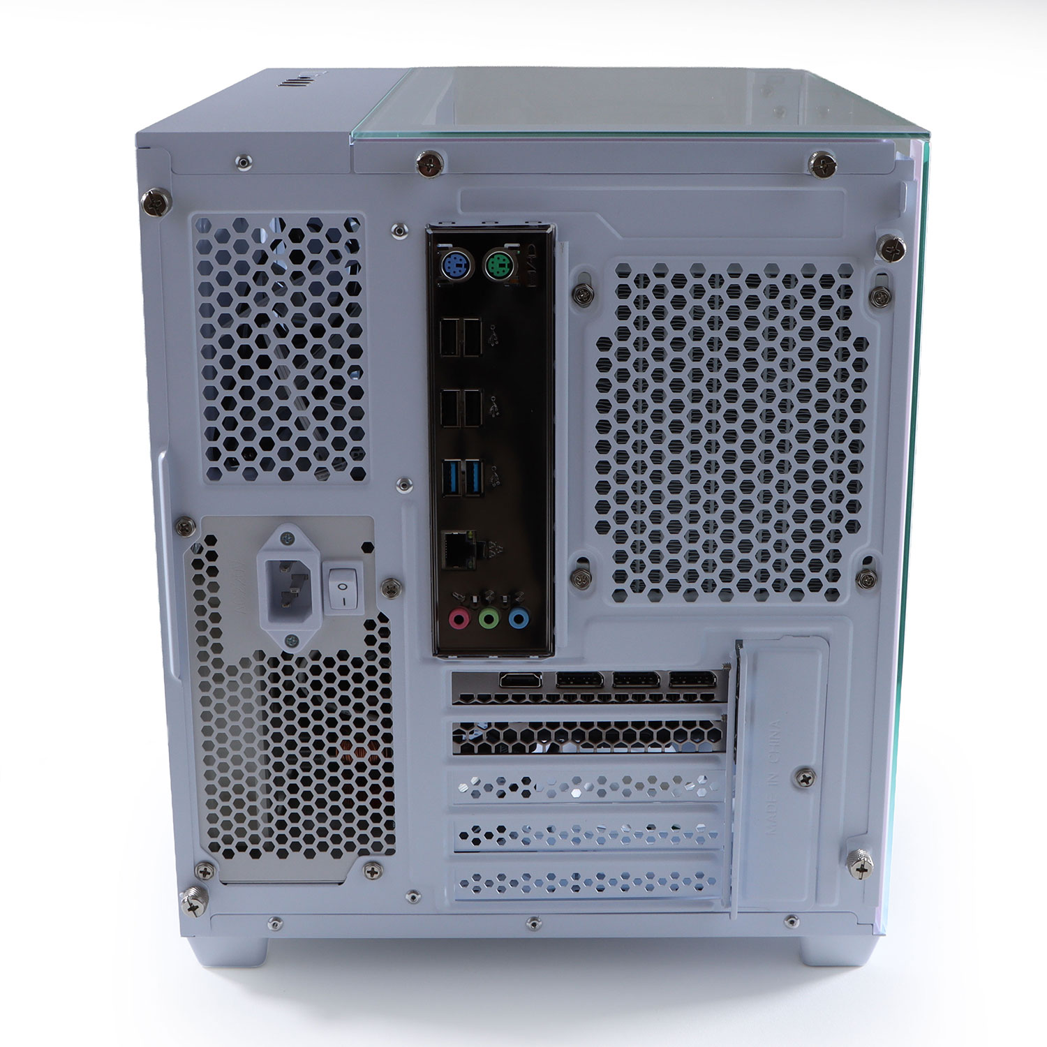 Rückansicht eines weißen Computergehäuses. Zu den Merkmalen gehören ein Netzteil, Lüftungsgitter, Anschlüsse für USB, Audio und Video.