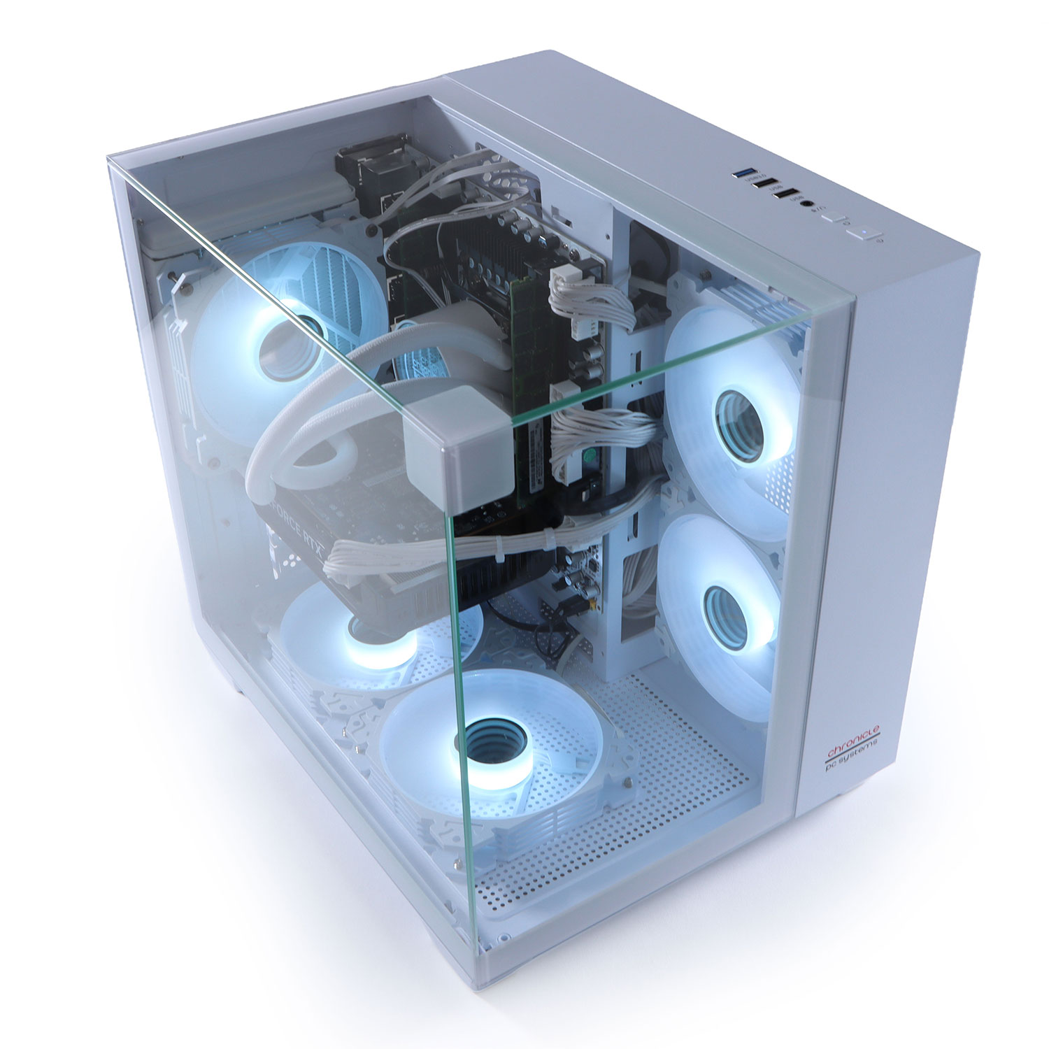Weißes PC-Gehäuse mit Glasseitenwand. Im Inneren befinden sich leuchtende Lüfter, eine Grafikkarte und andere Computerkomponenten.