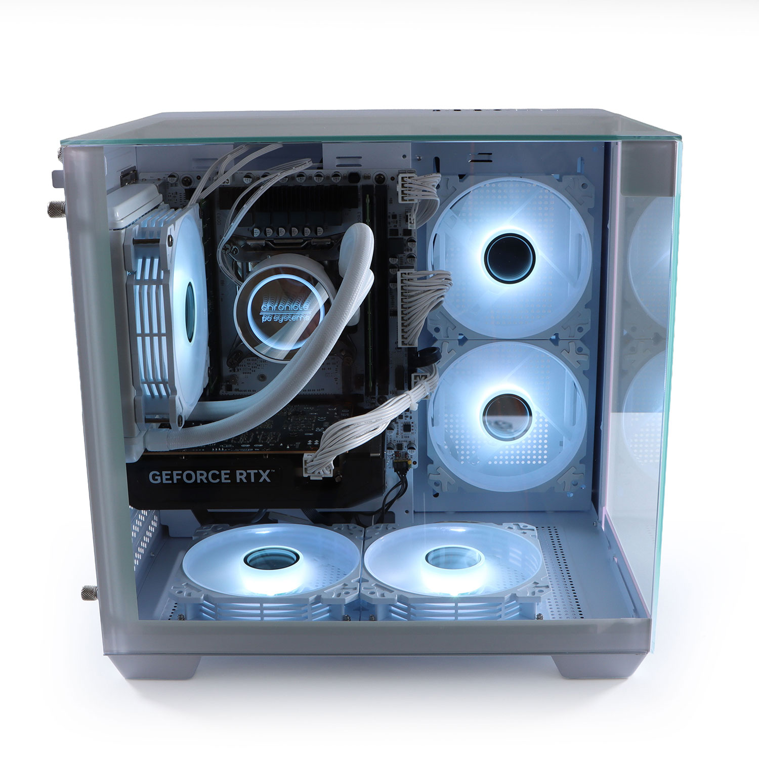 Ein Computergehäuse mit Glasplatten zeigt interne Komponenten. Beleuchtete Lüfter, eine Grafikkarte und ein Flüssigkeitskühler sind sichtbar.