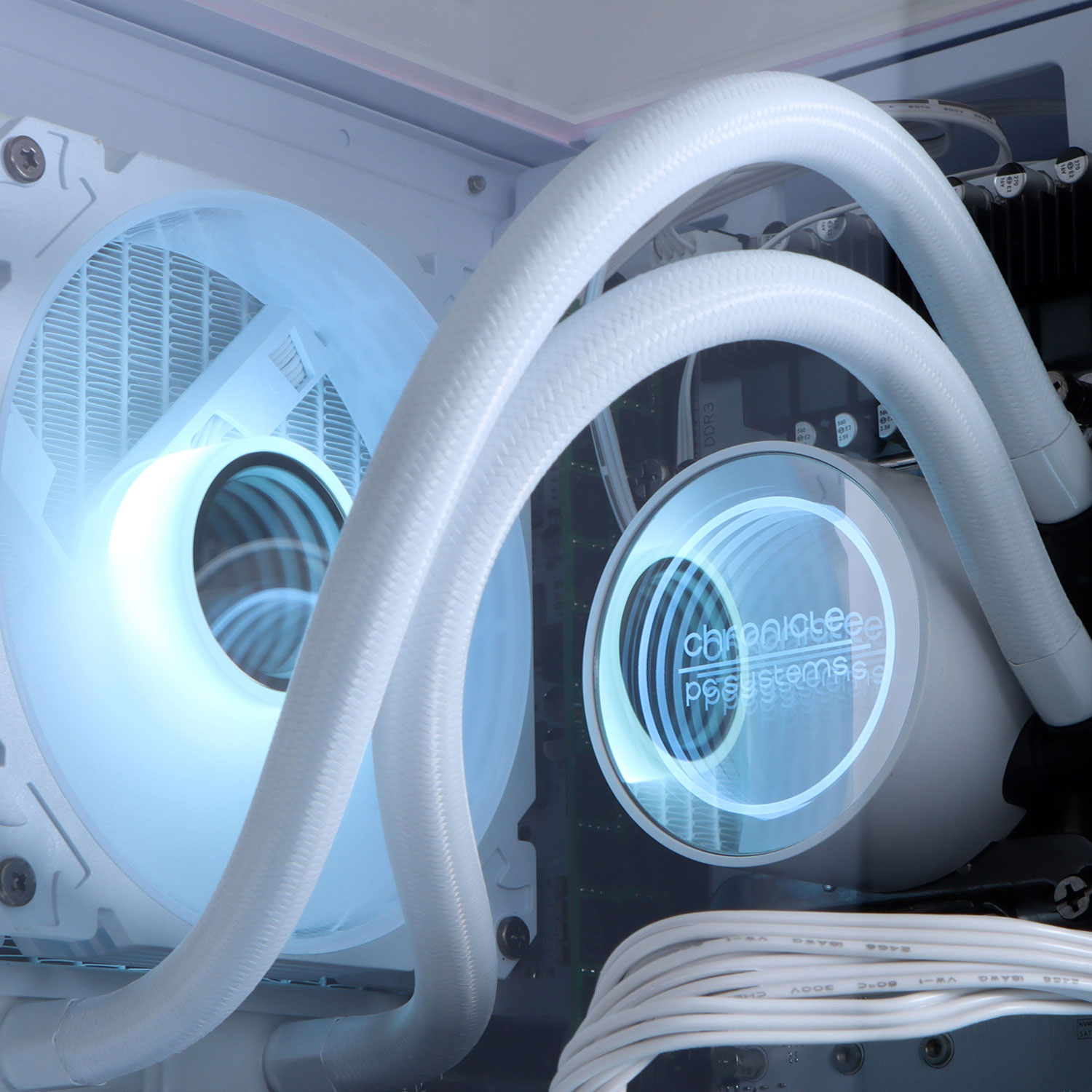In einem Computergehäuse ist eine weiße Flüssigkeitskühlung mit zwei Lüftern und Schläuchen zu sehen. Sanftes blaues Licht beleuchtet die Komponenten.