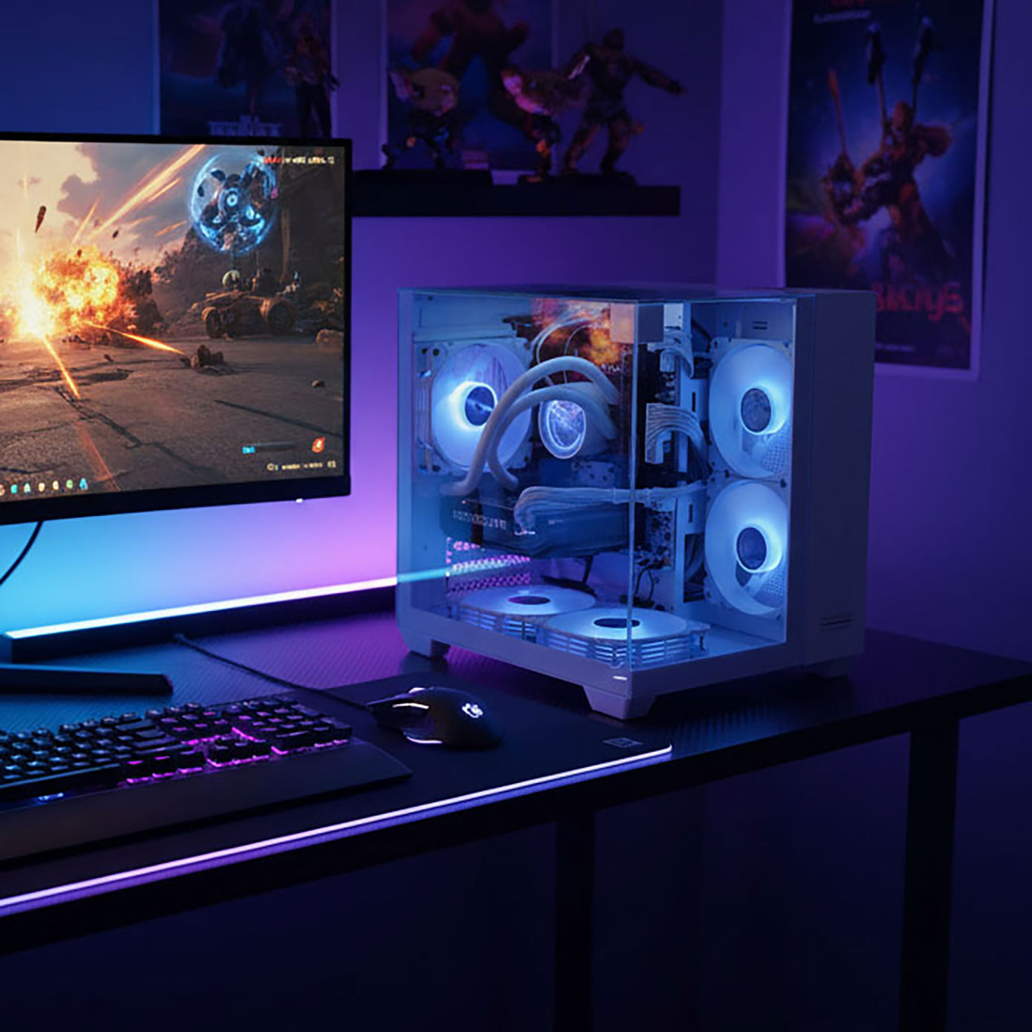 Ein Gaming-Setup mit beleuchtetem PC, Monitor mit Spielszene, Tastatur, Maus und Postern auf einem schwarzen Schreibtisch.