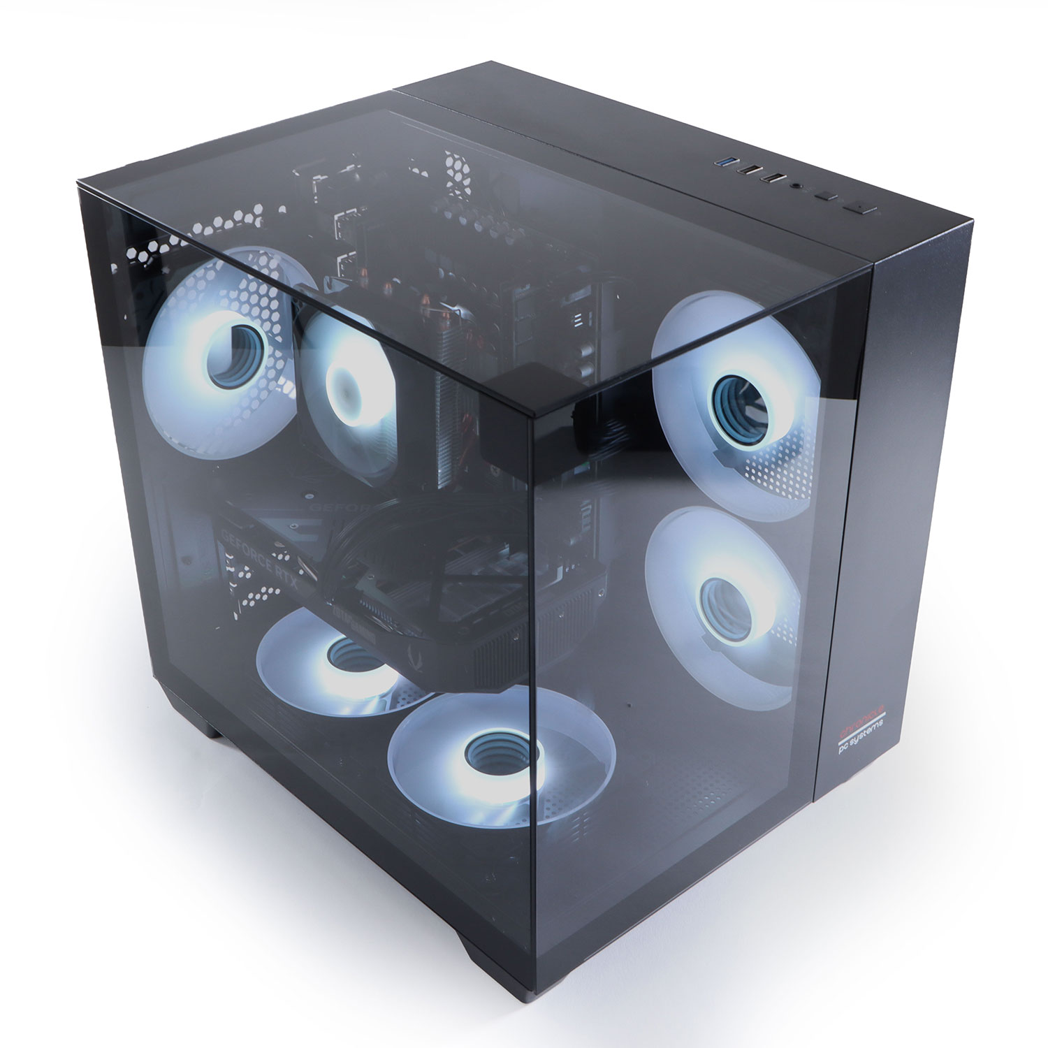 Ein Computergehäuse mit einer Glasseitenwand. Es hat weiße LED-Lüfter und Komponenten im Inneren sichtbar. Das Gehäuse ist schwarz und schlank.