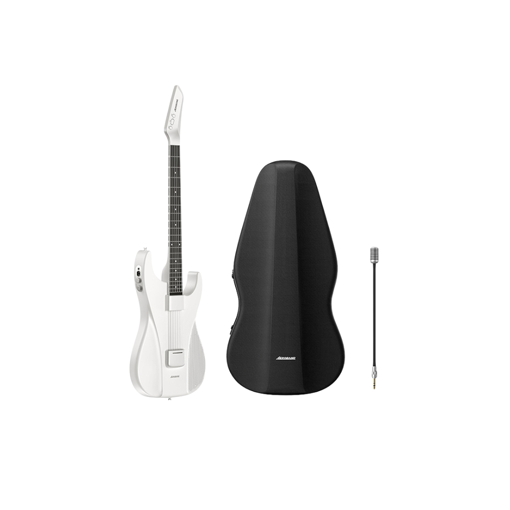 Een witte elektrische gitaar, een zwarte gitaarkoffer en een microfoon op witte achtergrond.