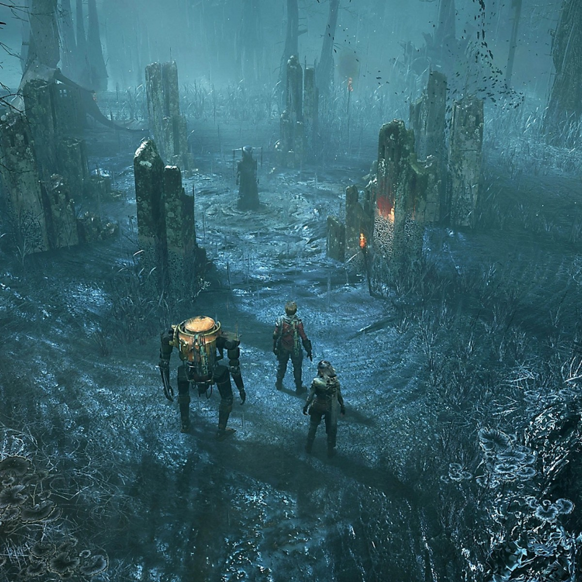Trzy postacie i robot idą przez ciemny, bagnisty las. Kamienne filary wznoszą się z wody. Ogień płonie w oddali.