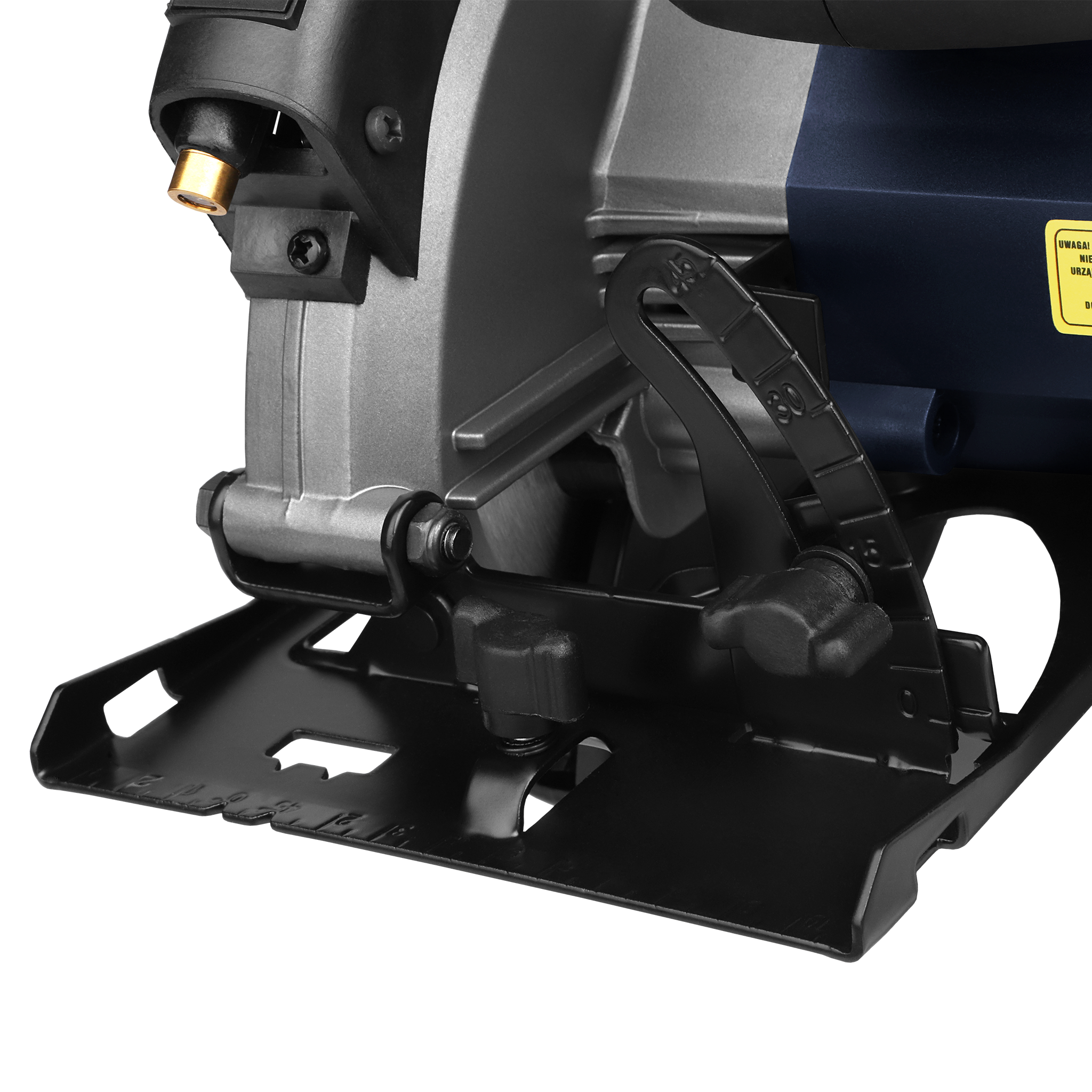 Zbliżenie piły tarczowej. Jest czarna i szara z czarną podstawą. Piła ma osłonę ostrza.