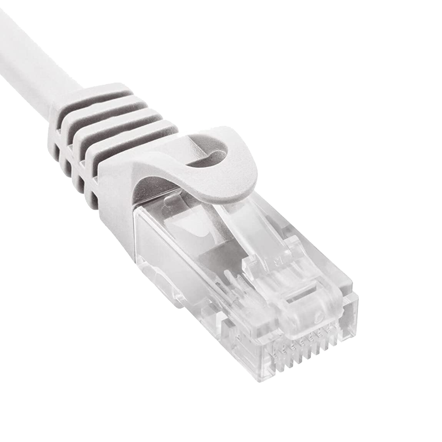 Primo piano di un connettore per cavo Ethernet bianco su sfondo nero. Il connettore è in plastica trasparente e grigia.