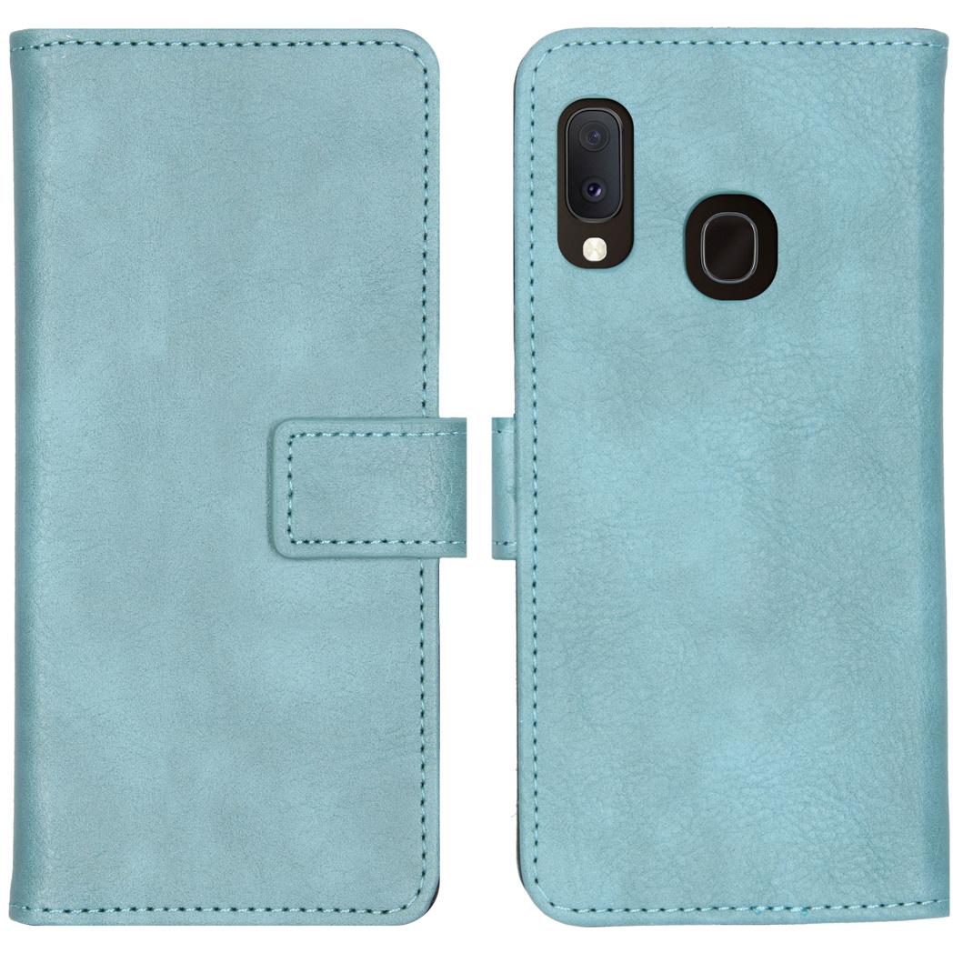 Un étui de téléphone bleu clair, ouvert. Il a des bords cousus, une fermeture magnétique et une découpe pour l'appareil photo. L'étui semble être en cuir.