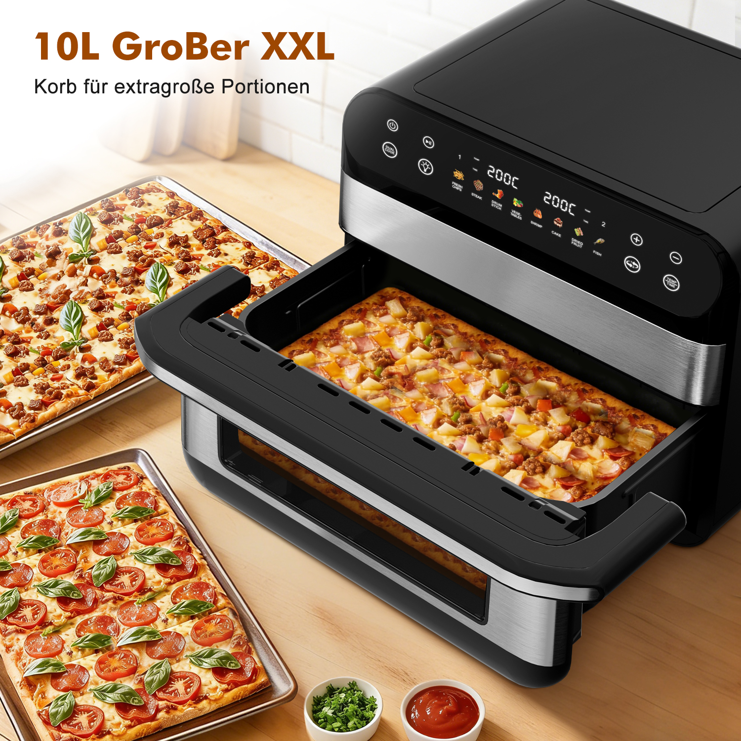 Ein Heißluftfritteuse mit Pizza, daneben zwei weitere Pizzen auf Blechen. Kleine Schalen mit Kräutern und Soße im Vordergrund.