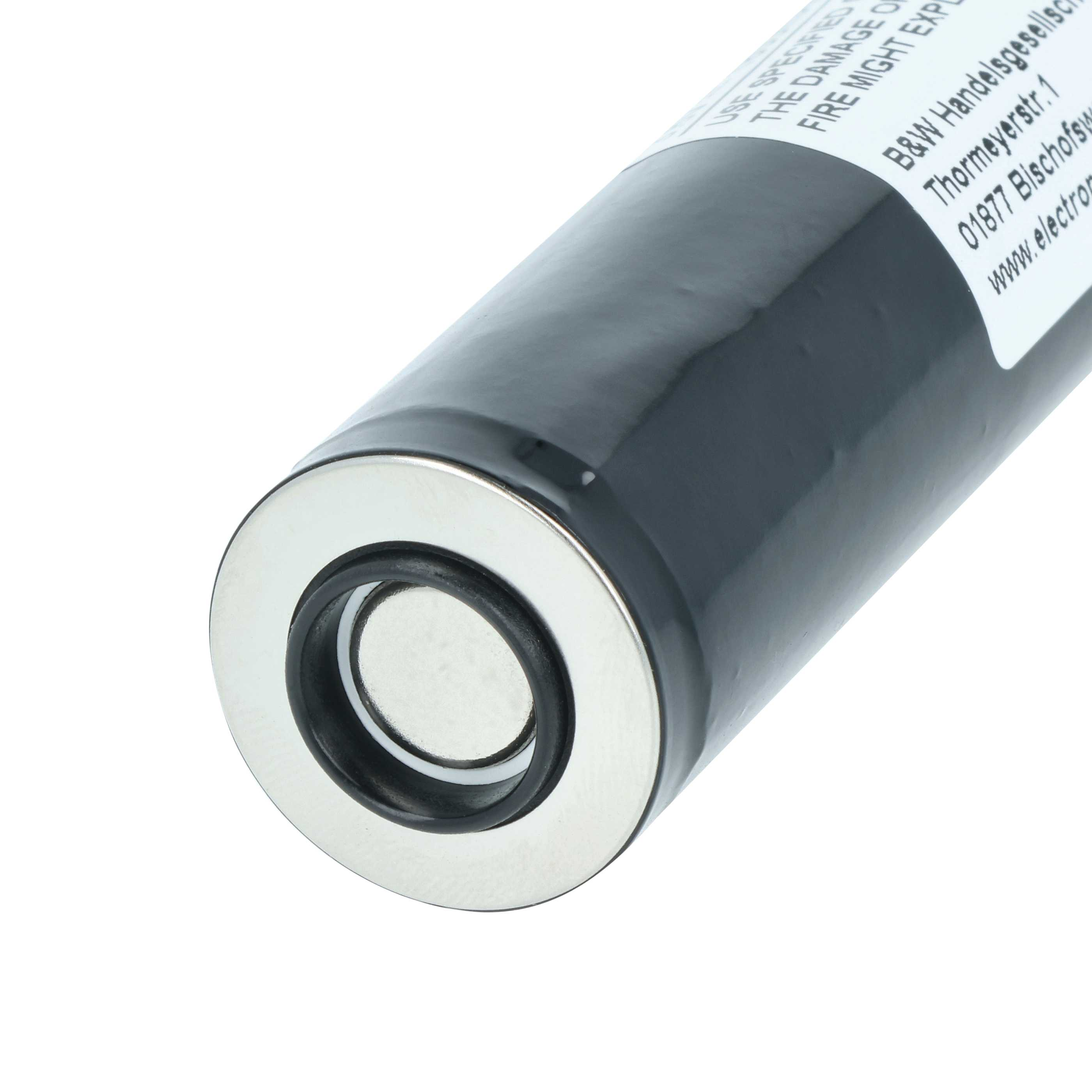 Nahaufnahme einer Batterie mit schwarzem Gehäuse, silbernem Rand und weißem Etikett.