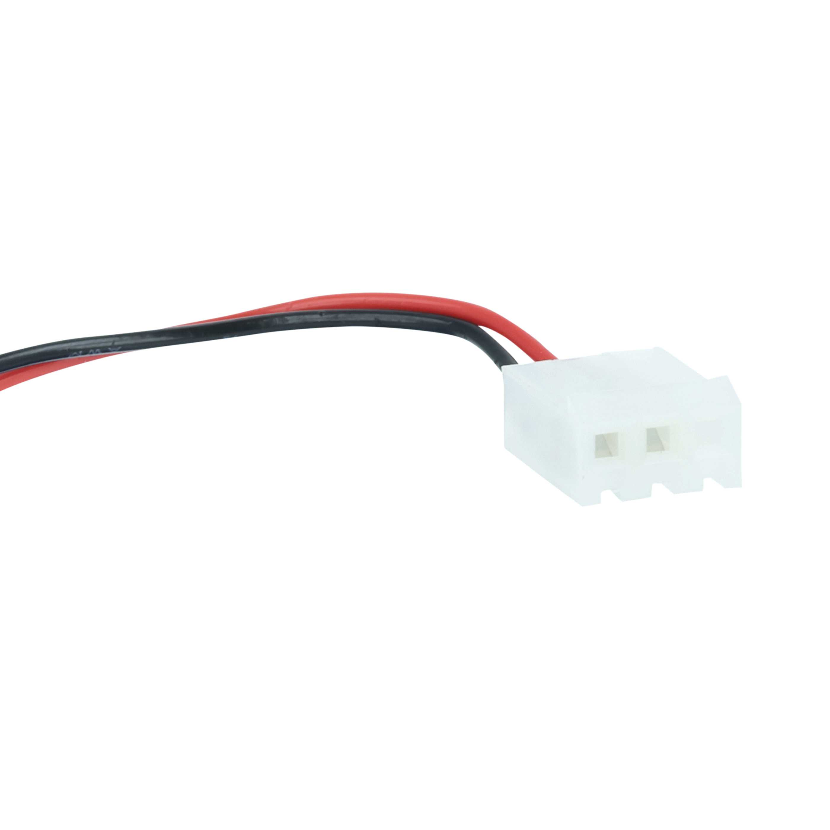 Das Bild zeigt einen weißen Stecker mit schwarzen und roten Drähten, die sich davon erstrecken, alles vor weißem Hintergrund.