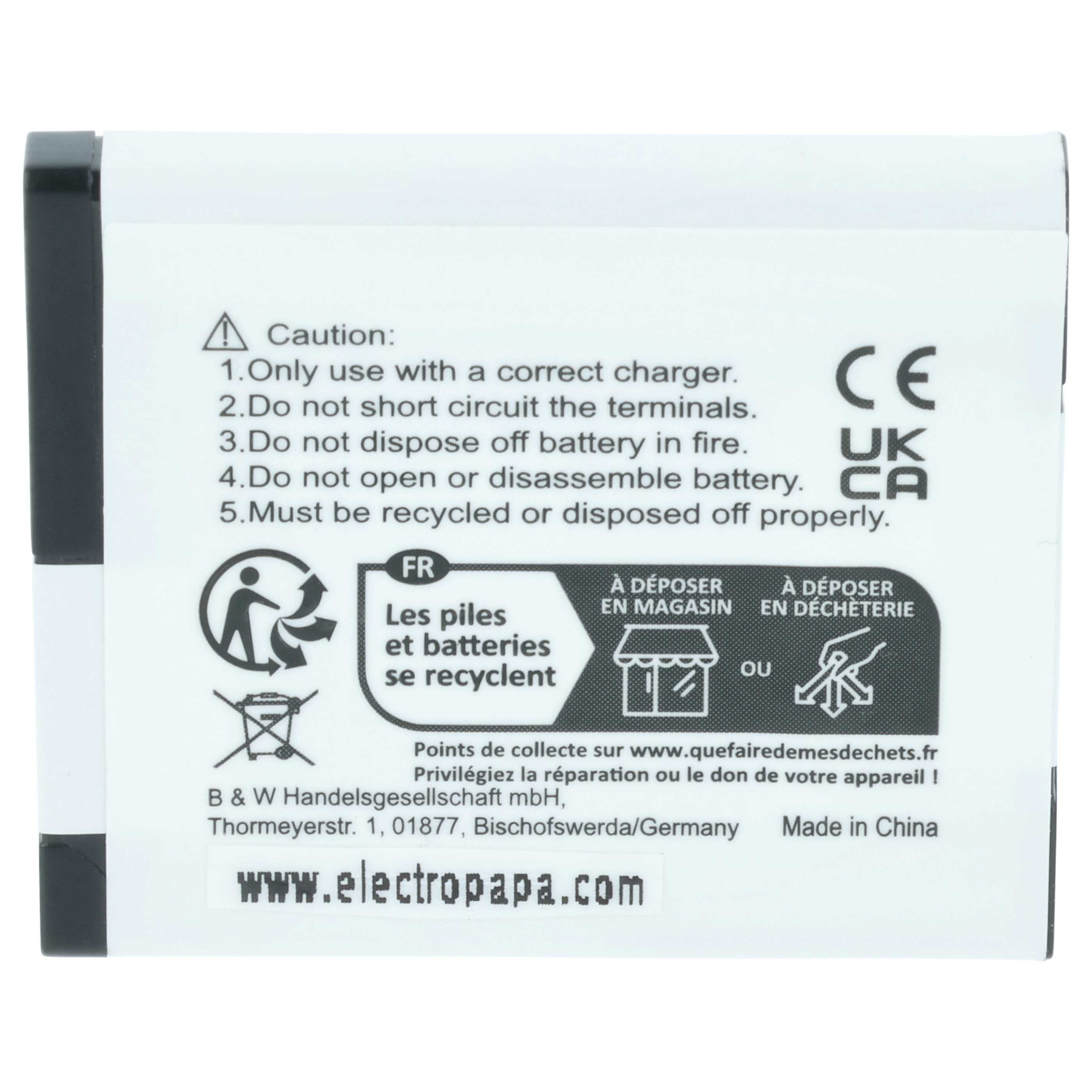 Ein weißes Batterieetikett mit Recycling-Symbolen und Warnhinweisen. Text enthält "Made in China" und Website.