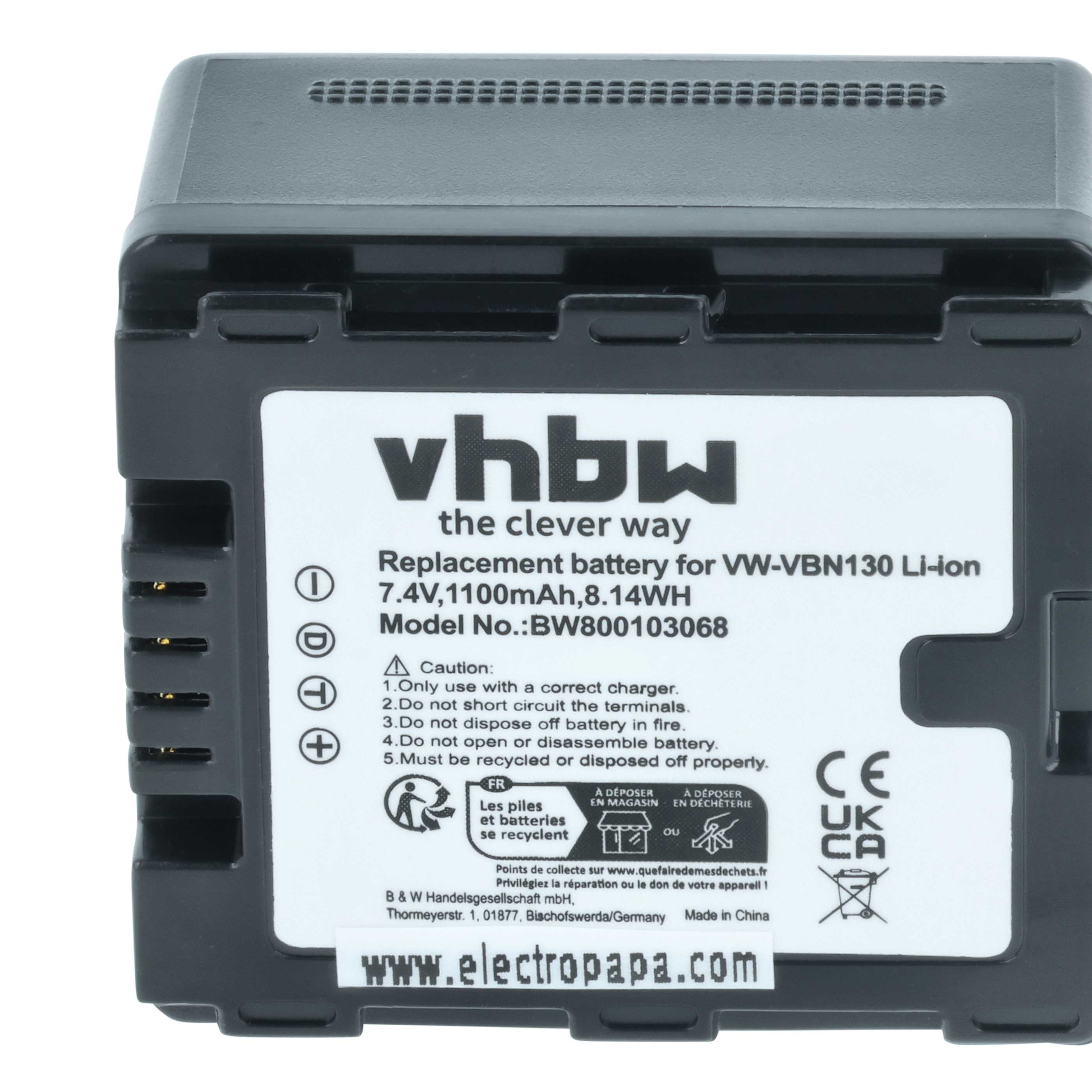 Ein schwarzer Akku mit weißem Etikett, Text vhbw und weiteren Details. Es ist ein VW-VBN130 Li-Ion Akku.