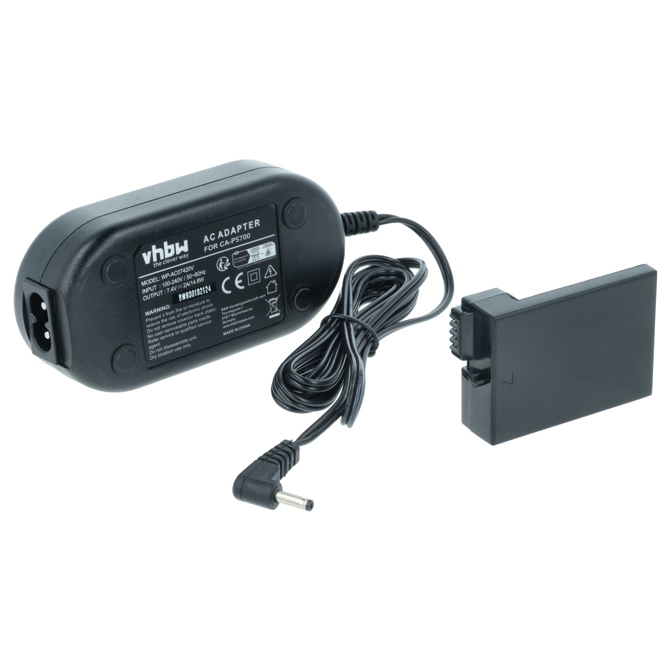 Ein schwarzes Netzteil mit Netzkabel und einem schwarzen Akku. Weißer Hintergrund.