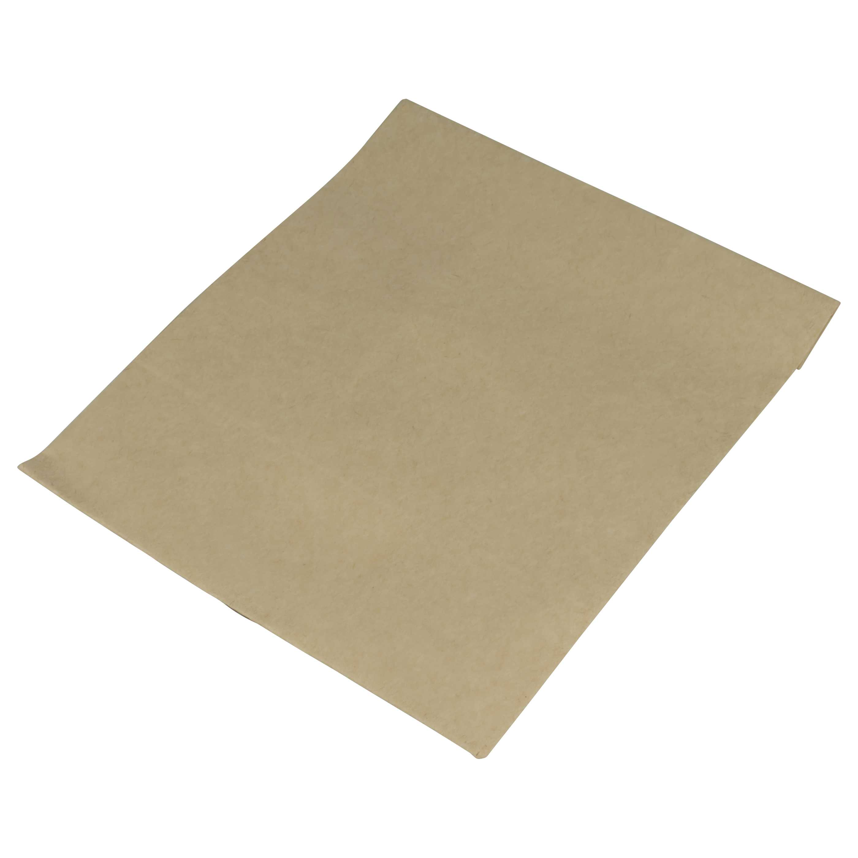 Ein Blatt beigefarbenes Papier, abgewinkelt und auf weißem Hintergrund isoliert. Das Papier hat eine leichte Textur.