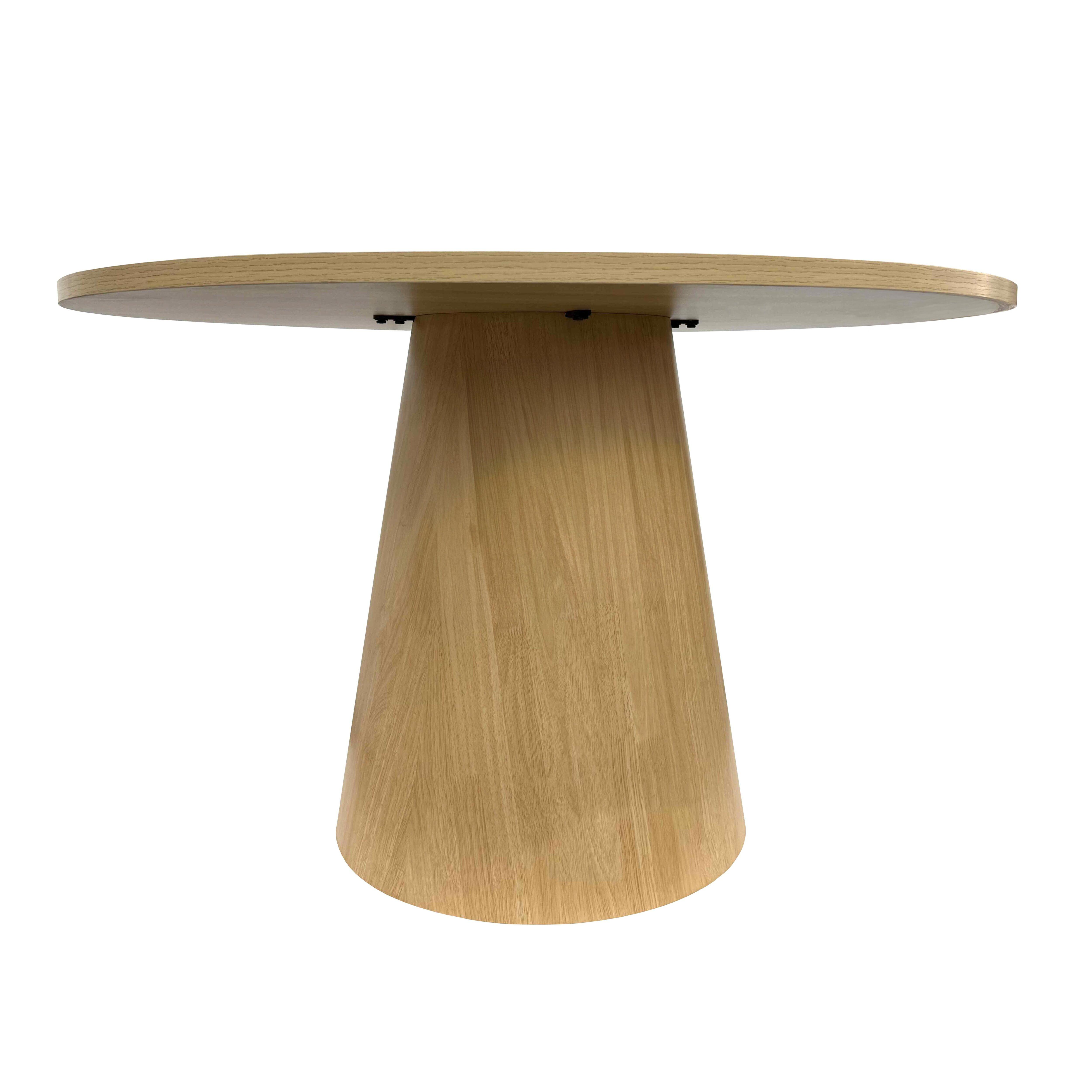Ein runder Holztisch mit konischem Fuß. Der Tisch ist hellbraun und steht auf weißem Hintergrund.