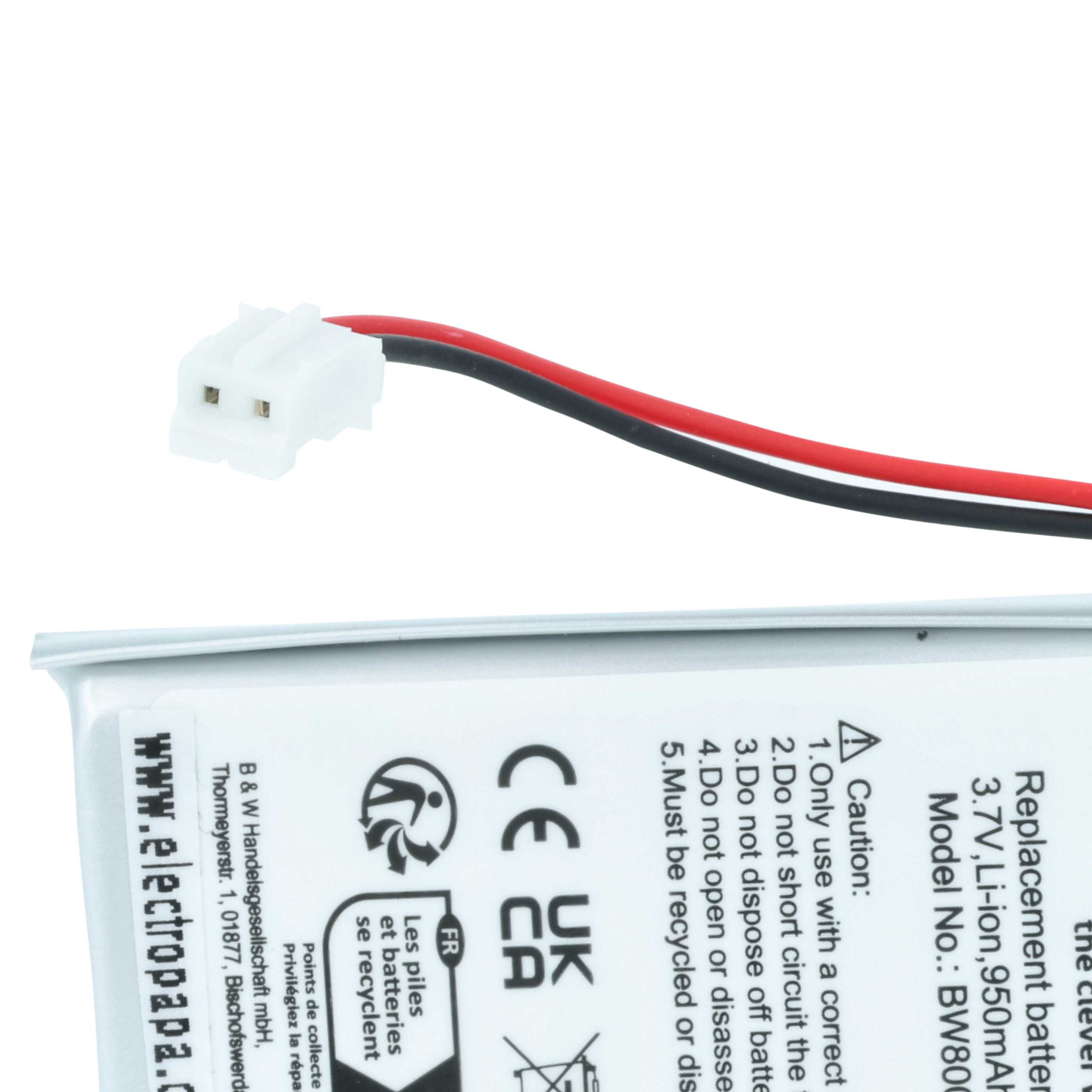 Ein weißer Stecker mit schwarzen und roten Drähten und ein Batterieetikett mit Text.