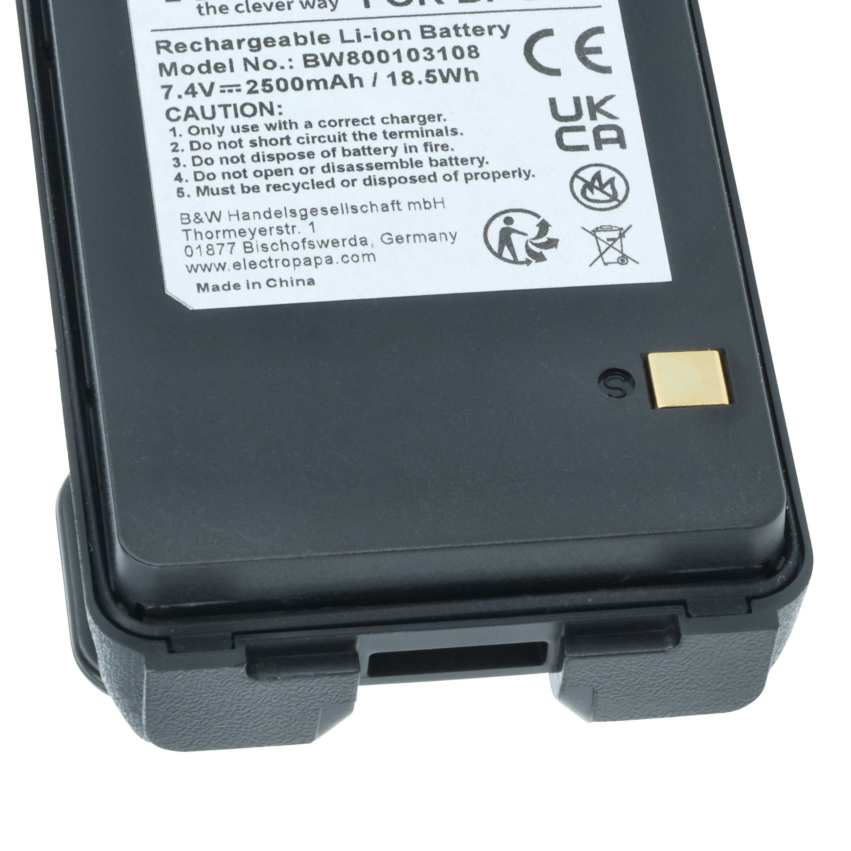 Nahaufnahme einer schwarzen, wiederaufladbaren Li-Ionen-Batterie mit weißem Text und Sicherheitssymbolen.