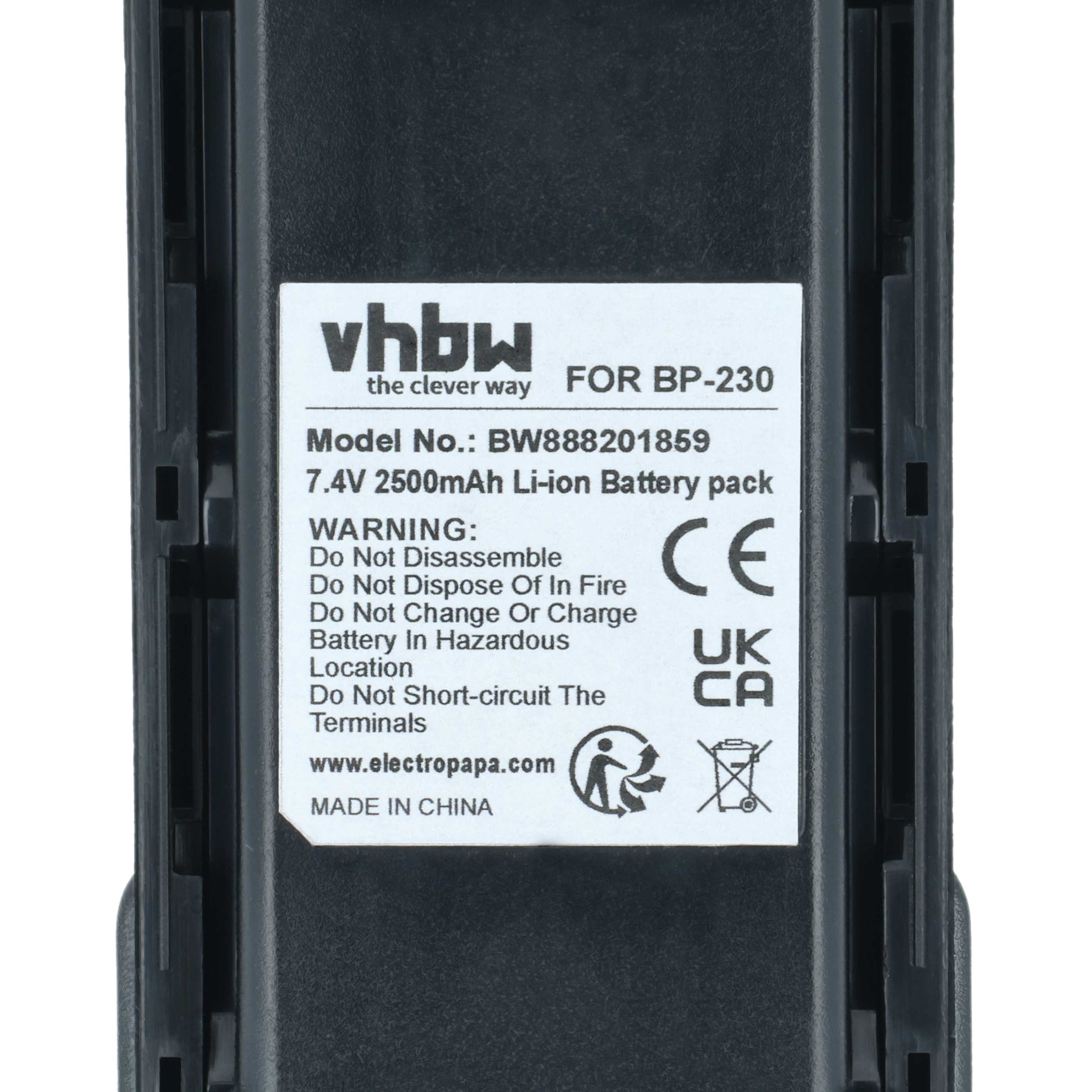 Ein schwarzer Akku mit weißem Etikett. Das Etikett hat Text, Warnungen und Symbole. Die Batterie ist Made in China.
