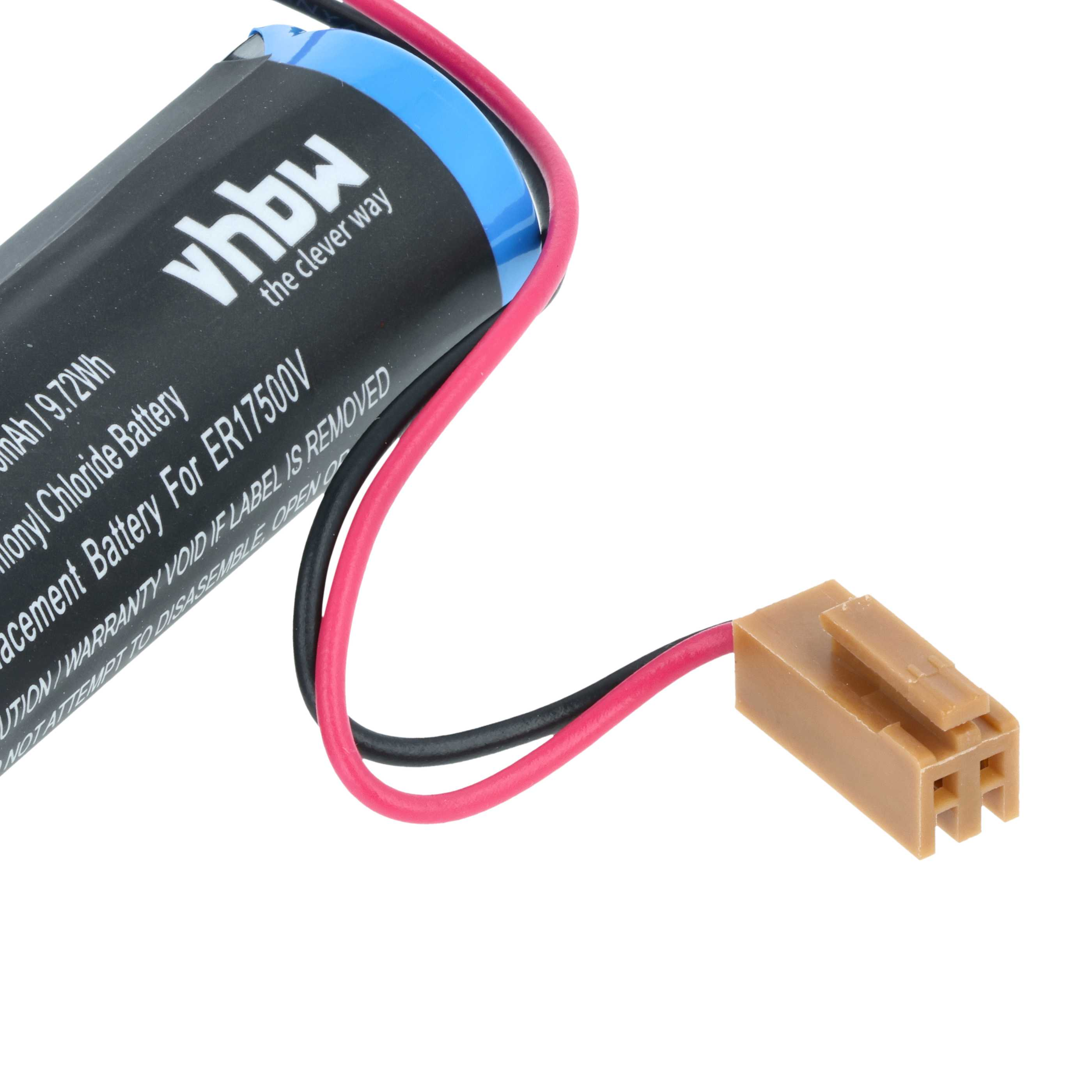Eine Batterie mit einem schwarzen und blauen zylindrischen Körper, roten und schwarzen Drähten und einem braunen Stecker. Der Hintergrund ist weiß.