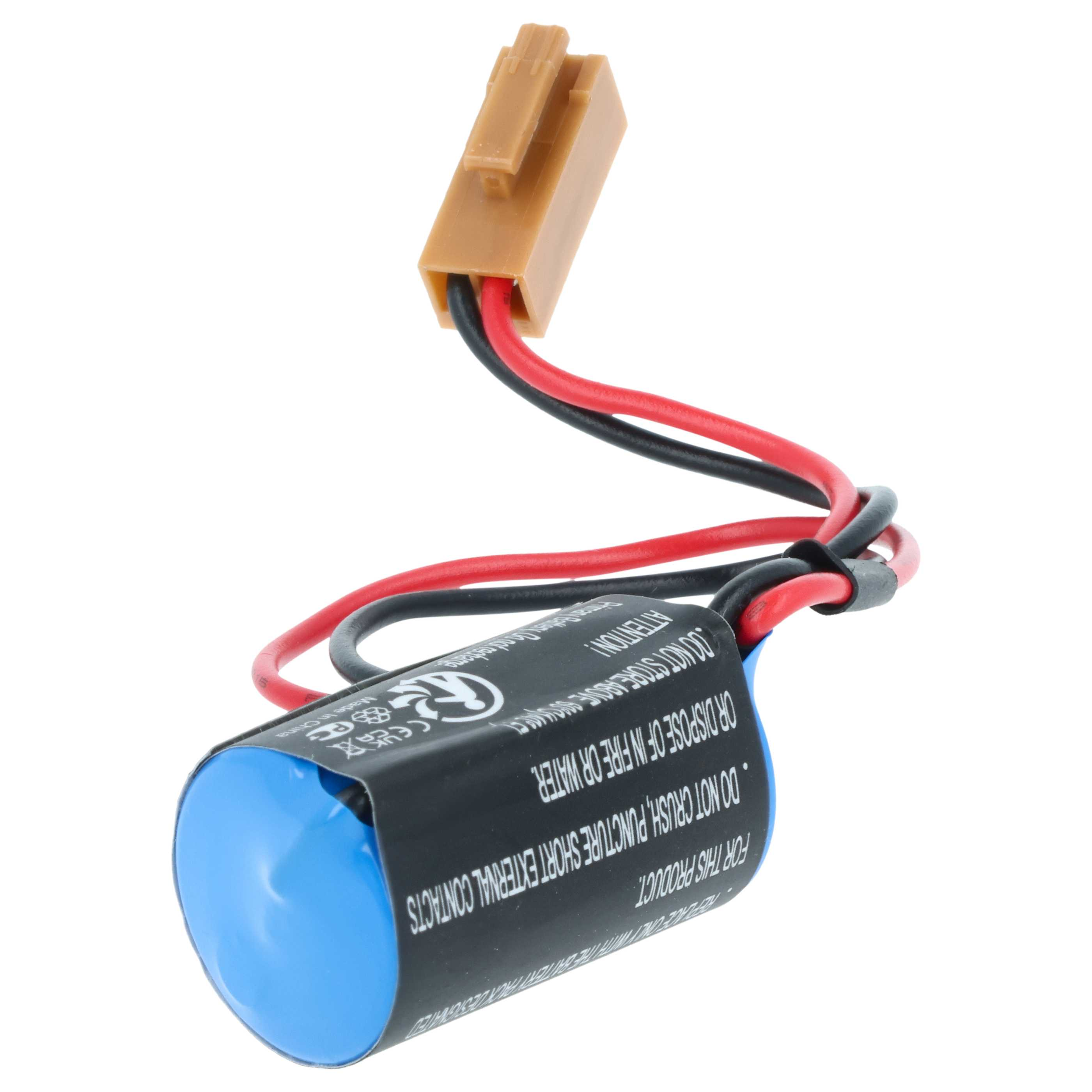 Ein blauer Akku mit schwarzem Text und Drähten, ein brauner Stecker. Drähte sind rot und schwarz. Weißer Hintergrund.