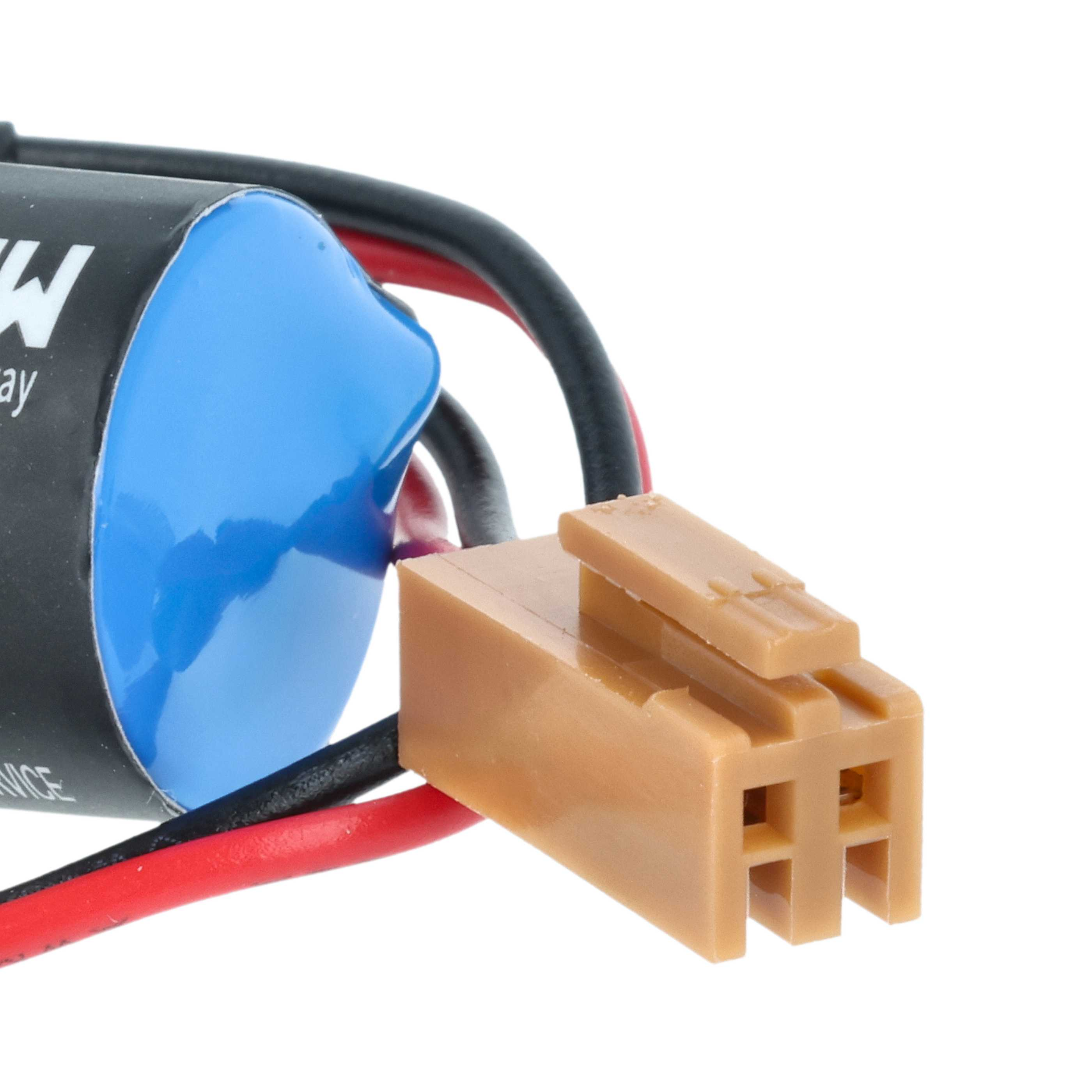 Nahaufnahme zeigt einen blauen Zylinder, Drähte und einen beigefarbenen Stecker vor weißem Hintergrund.