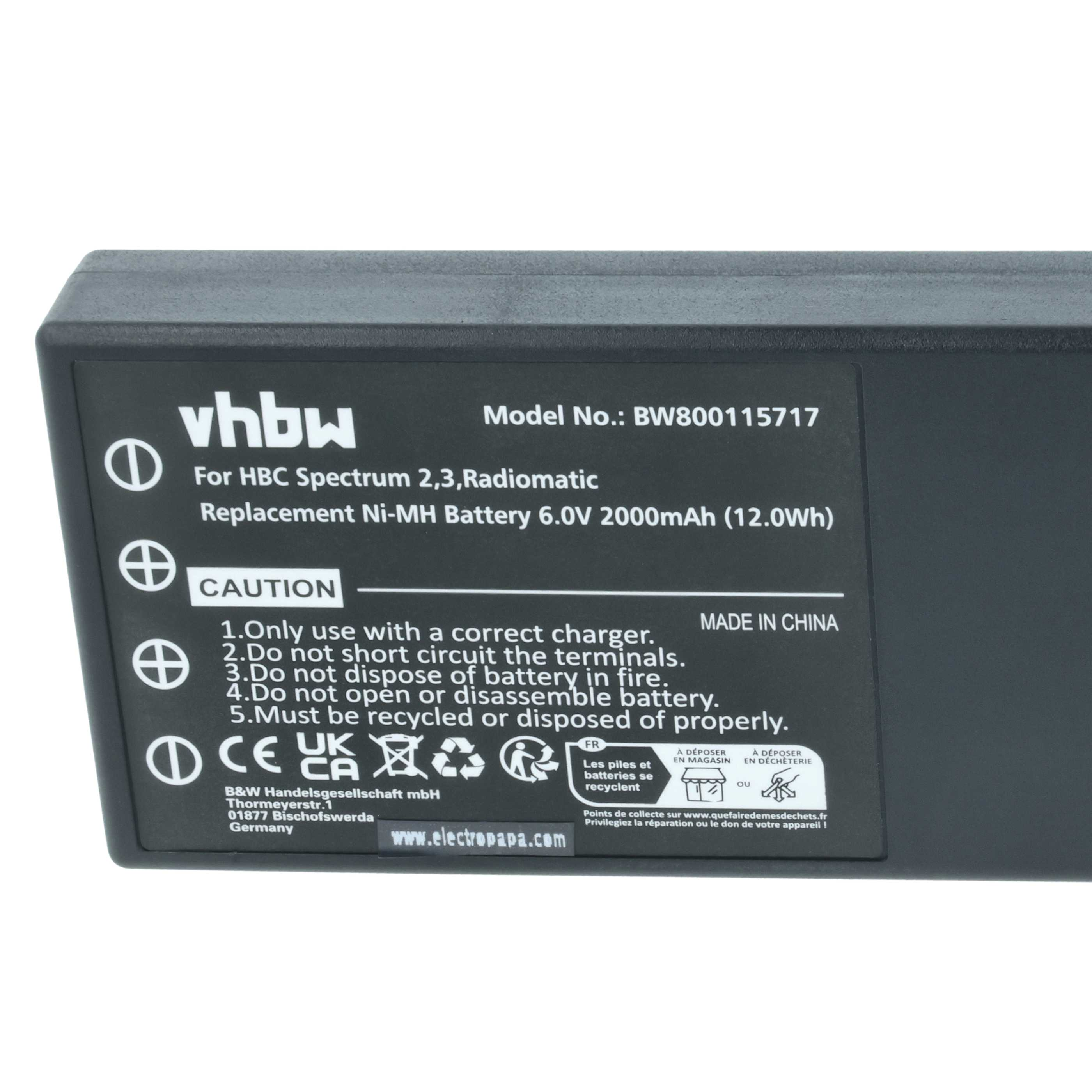 Ein dunkelgraues Batterieetikett mit weißem Text. Es listet Spezifikationen und Vorsichtshinweise auf.
