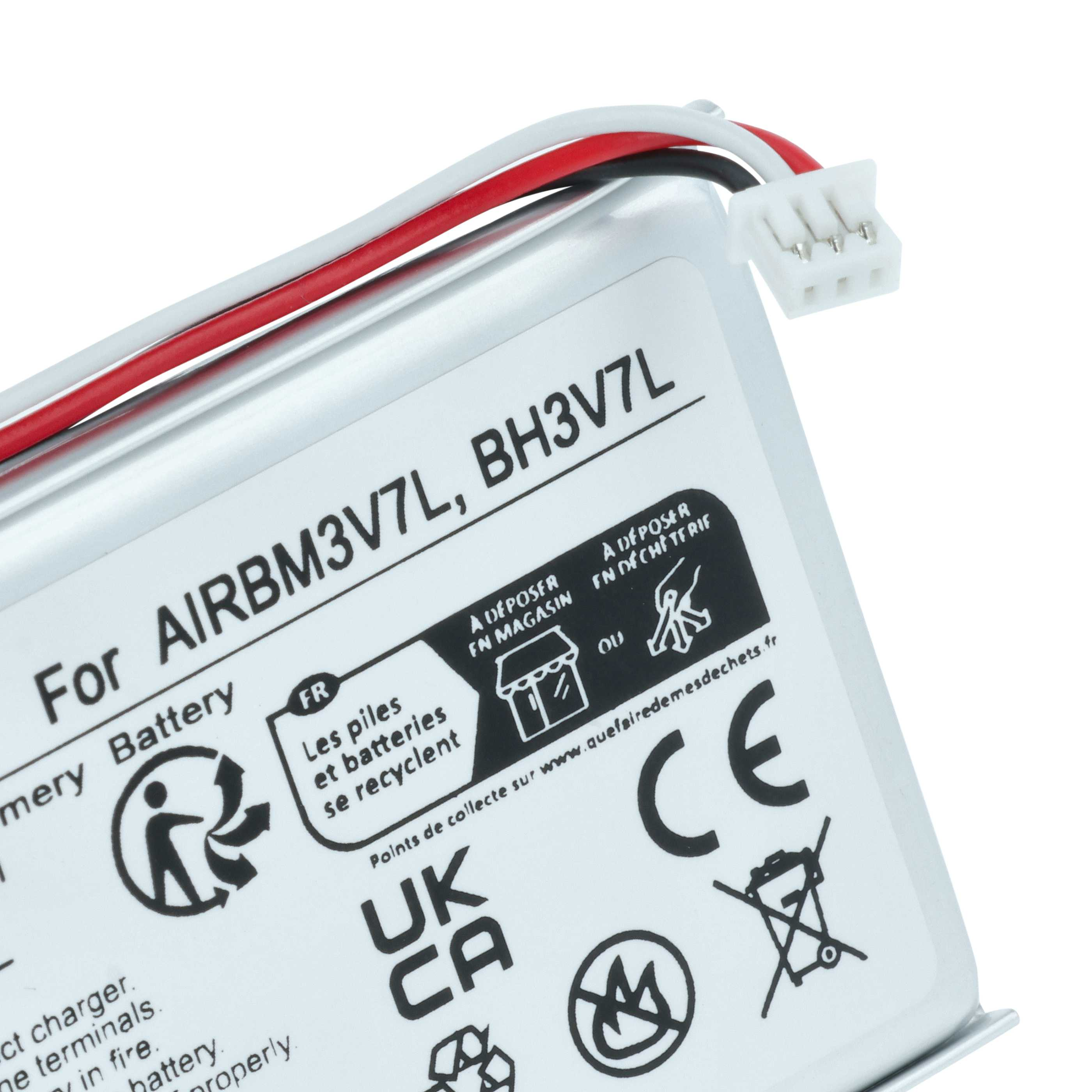 Akku mit Etiketten, Kabeln und Stecker. Texte beinhalten 'AIRBM3V7L' und Recyclinganweisungen.