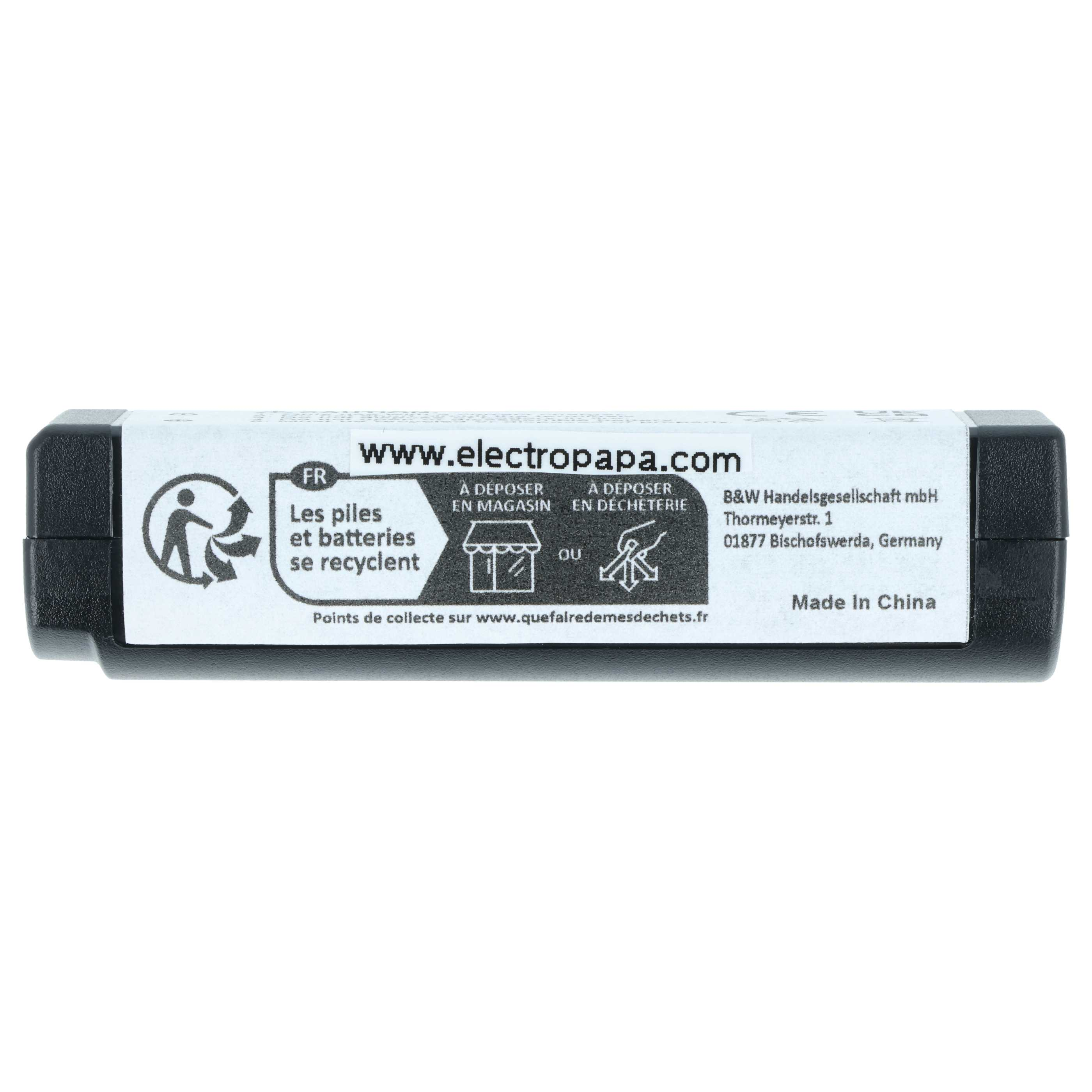 Ein schwarzes rechteckiges Objekt mit weißem Etikett, Text auf Französisch, Recycling-Symbole und Website-Adresse.