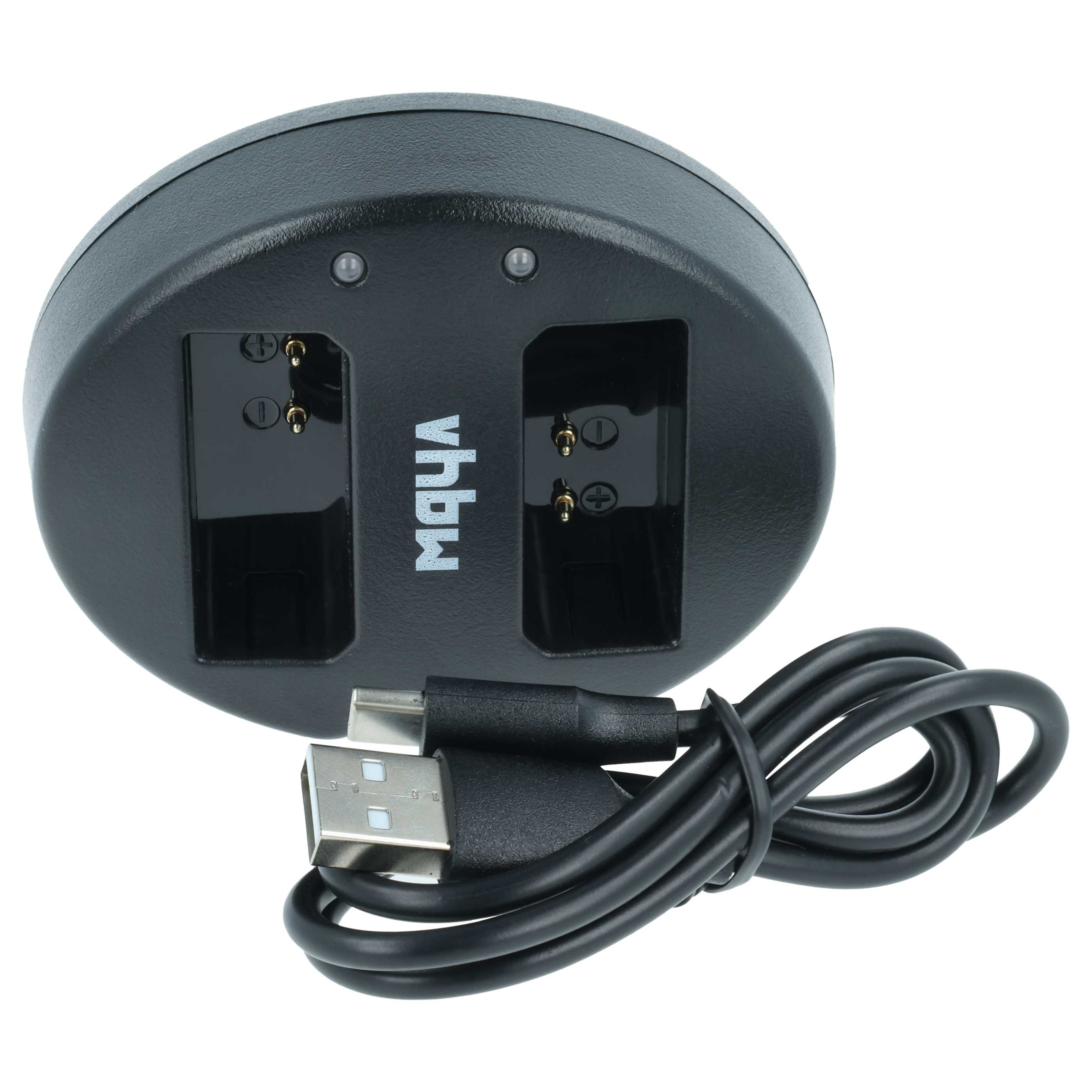Schwarzes Batterieladegerät mit zwei Steckplätzen, einem USB-Kabel und weißem Hintergrund.