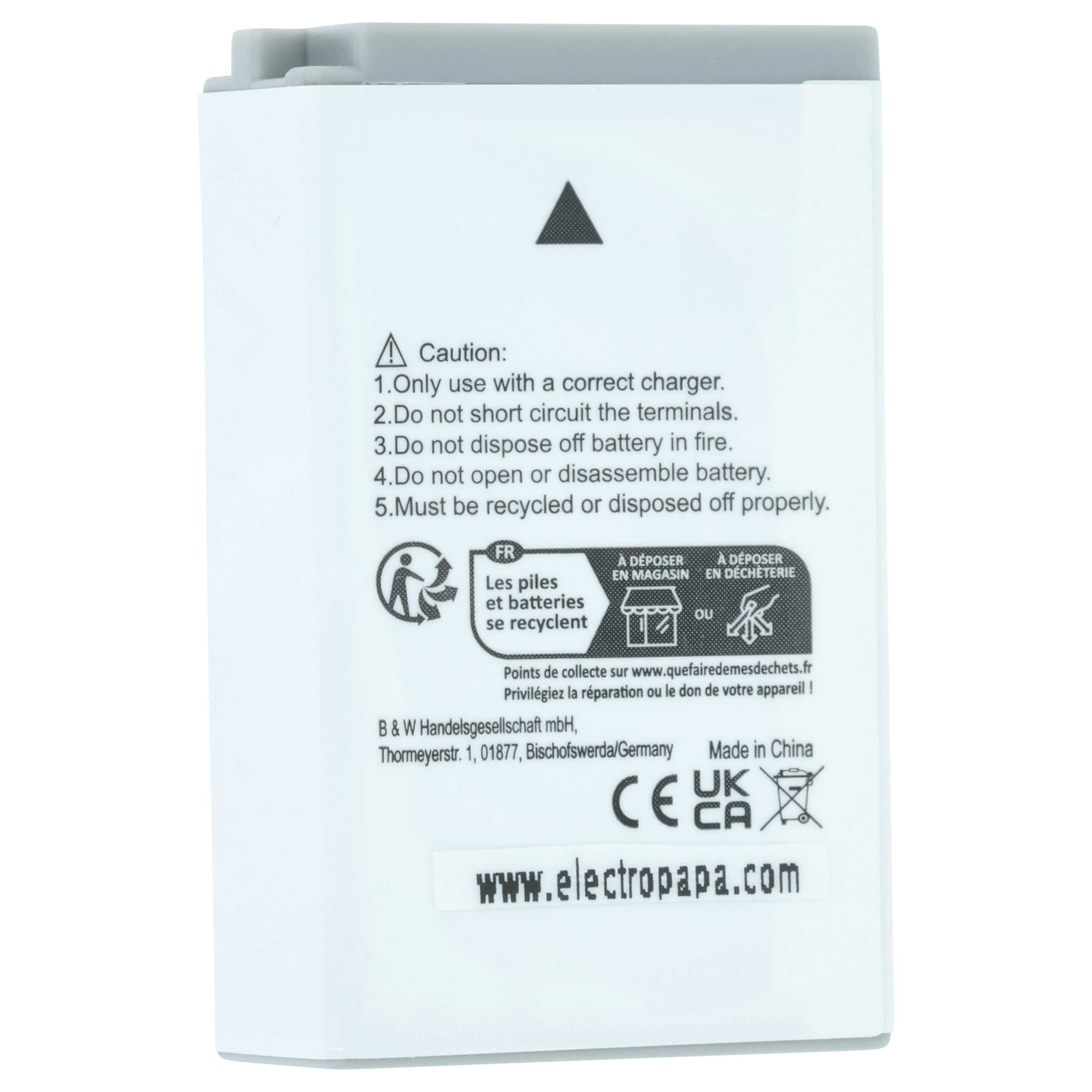 Ein weißer Akku mit Warnhinweisen. Mit einem Recycling-Symbol und Text in mehreren Sprachen, mit www.electropapa.com.