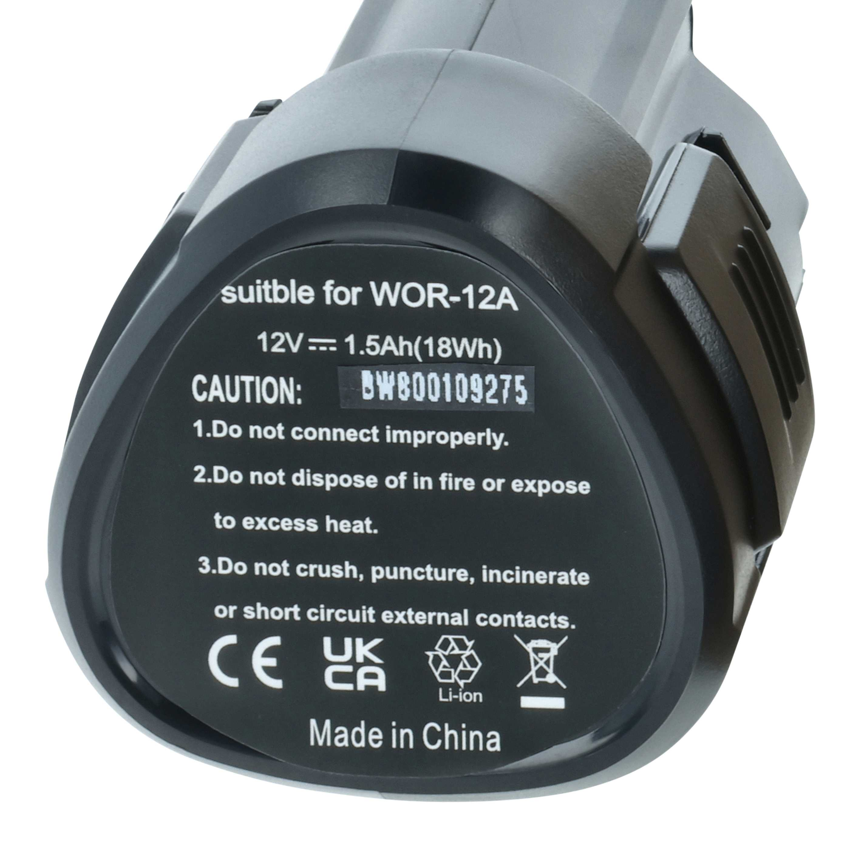 Ein schwarzer Akku mit Text. Es steht Vorsicht und Warnungen darauf. Made in China steht unten.