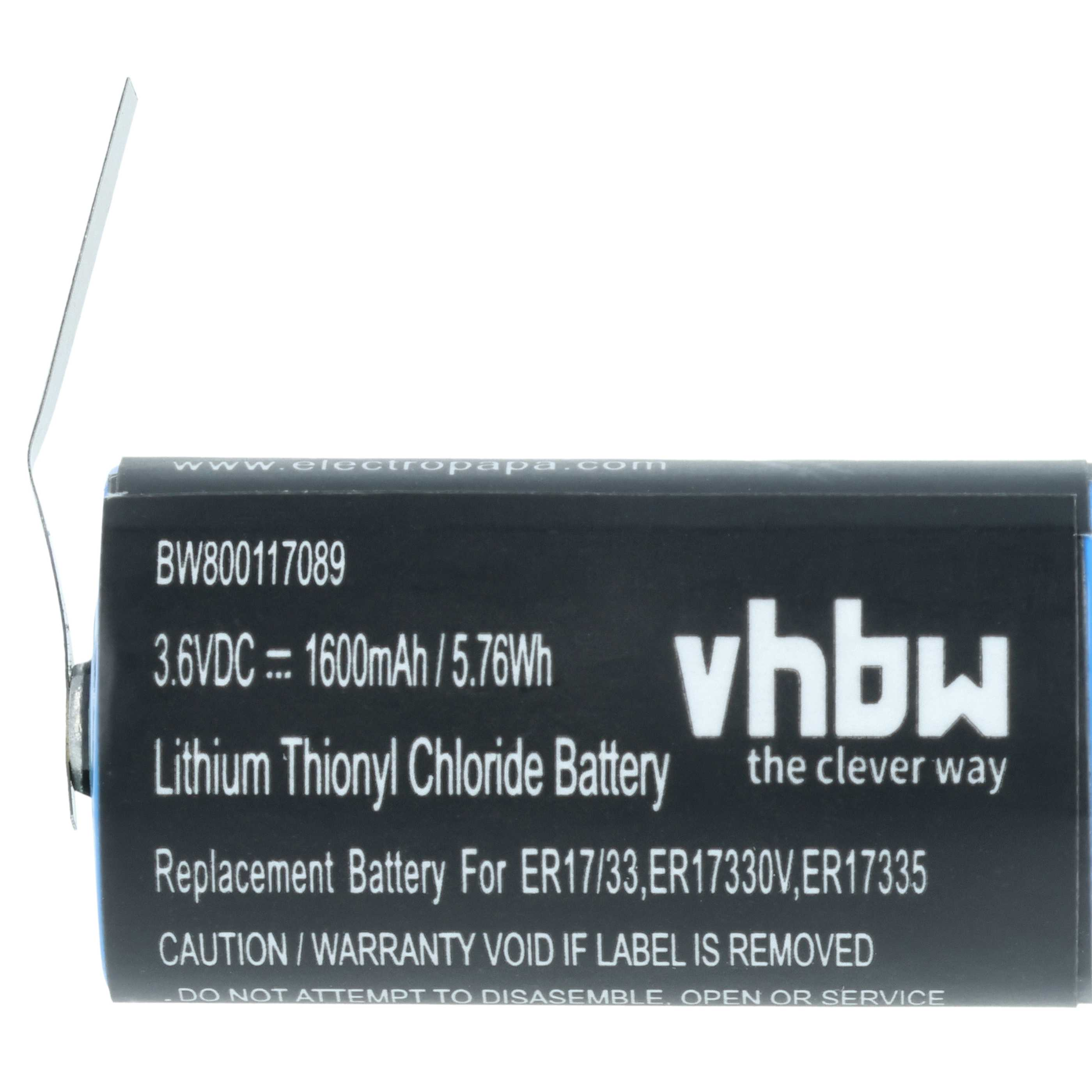 Nahaufnahme einer Batterie mit Text. Die Batterie ist schwarz mit weißem Text, ein Metallstreifen ist befestigt.