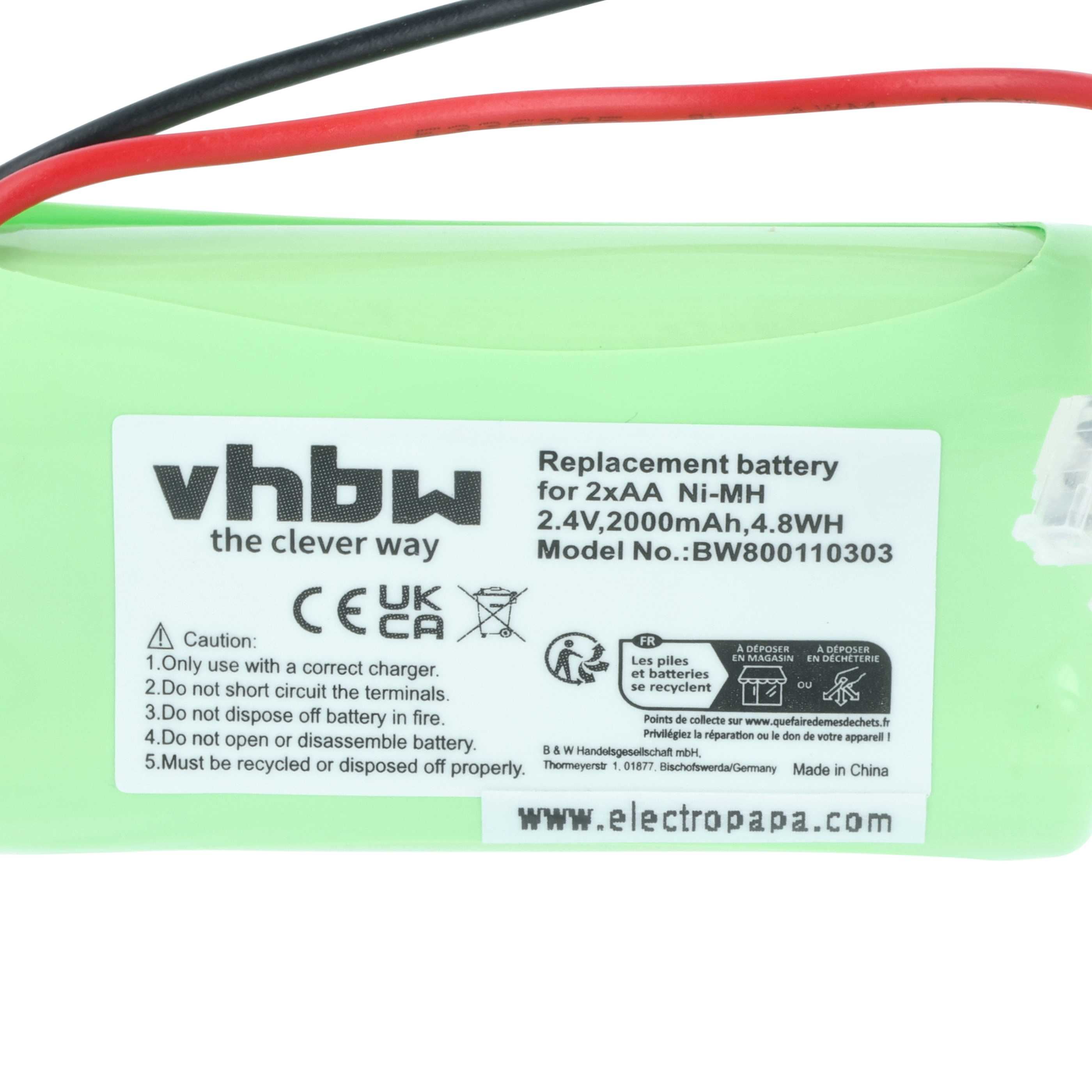 Eine grüne Batterie mit weißem Etikett und schwarzen und roten Drähten. Das Etikett hat Text und Symbole.