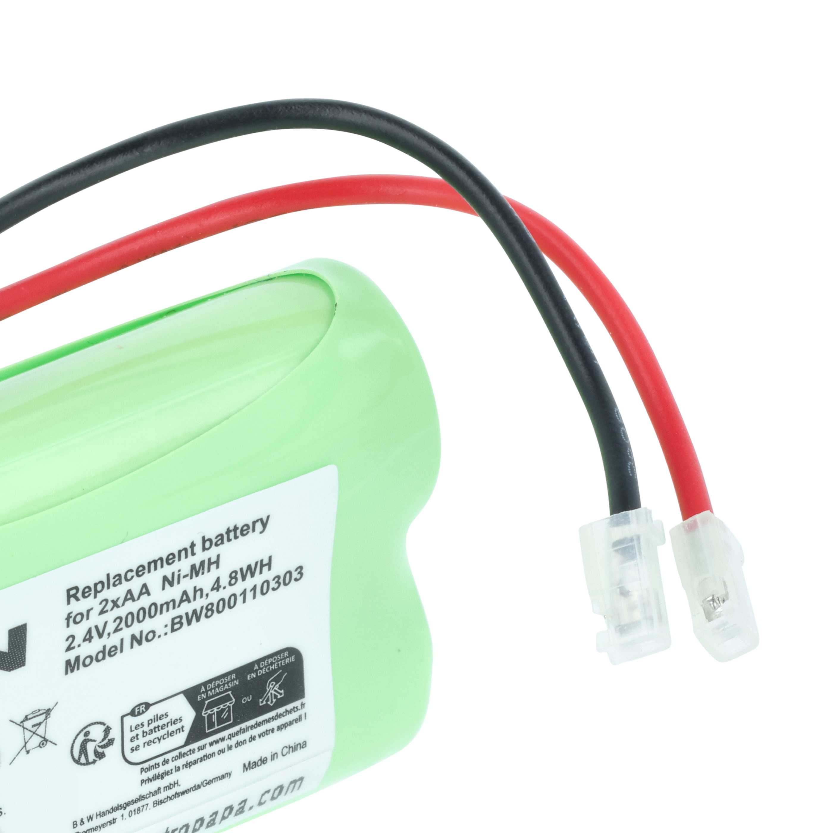 Eine grüne Batterie mit schwarzen und roten Drähten. Beschriftung sichtbar. Weißer Hintergrund.