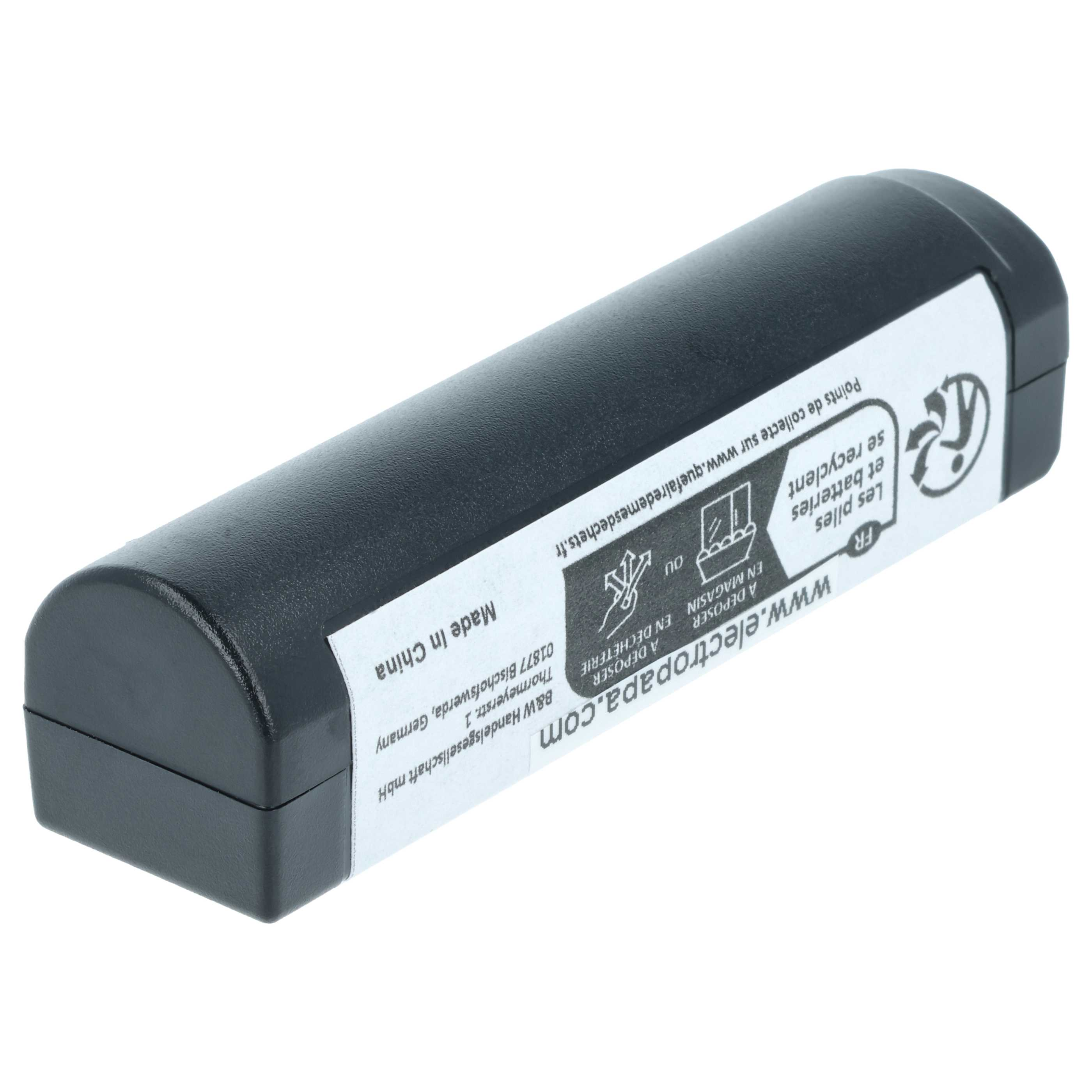 Schwarze zylindrische Batterie mit weißem Etikett. Das Etikett hat Text und Recycling-Symbole.