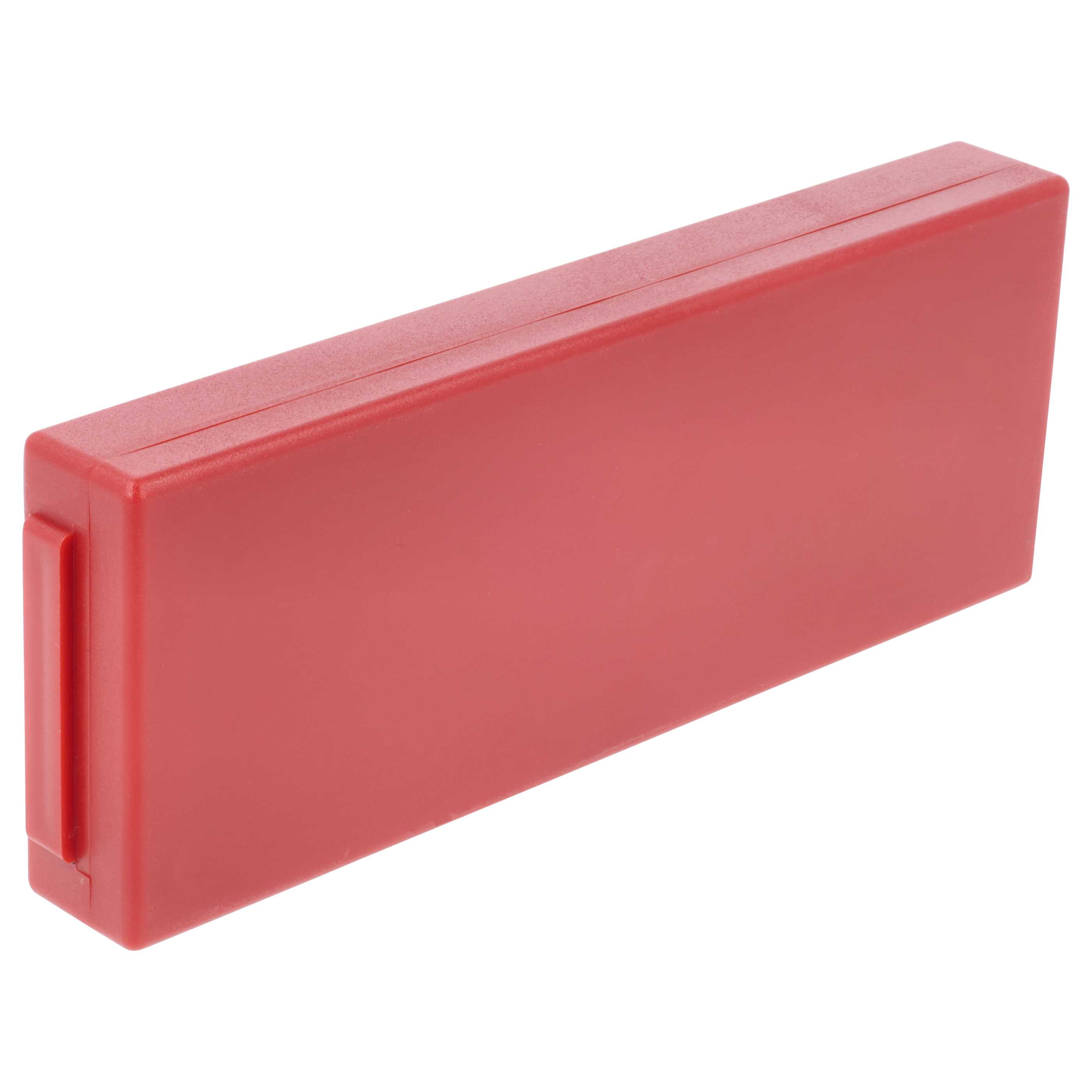 Eine rote rechteckige Box auf weißem Hintergrund. Die Box ist aus Kunststoff mit texturierter Oberfläche.