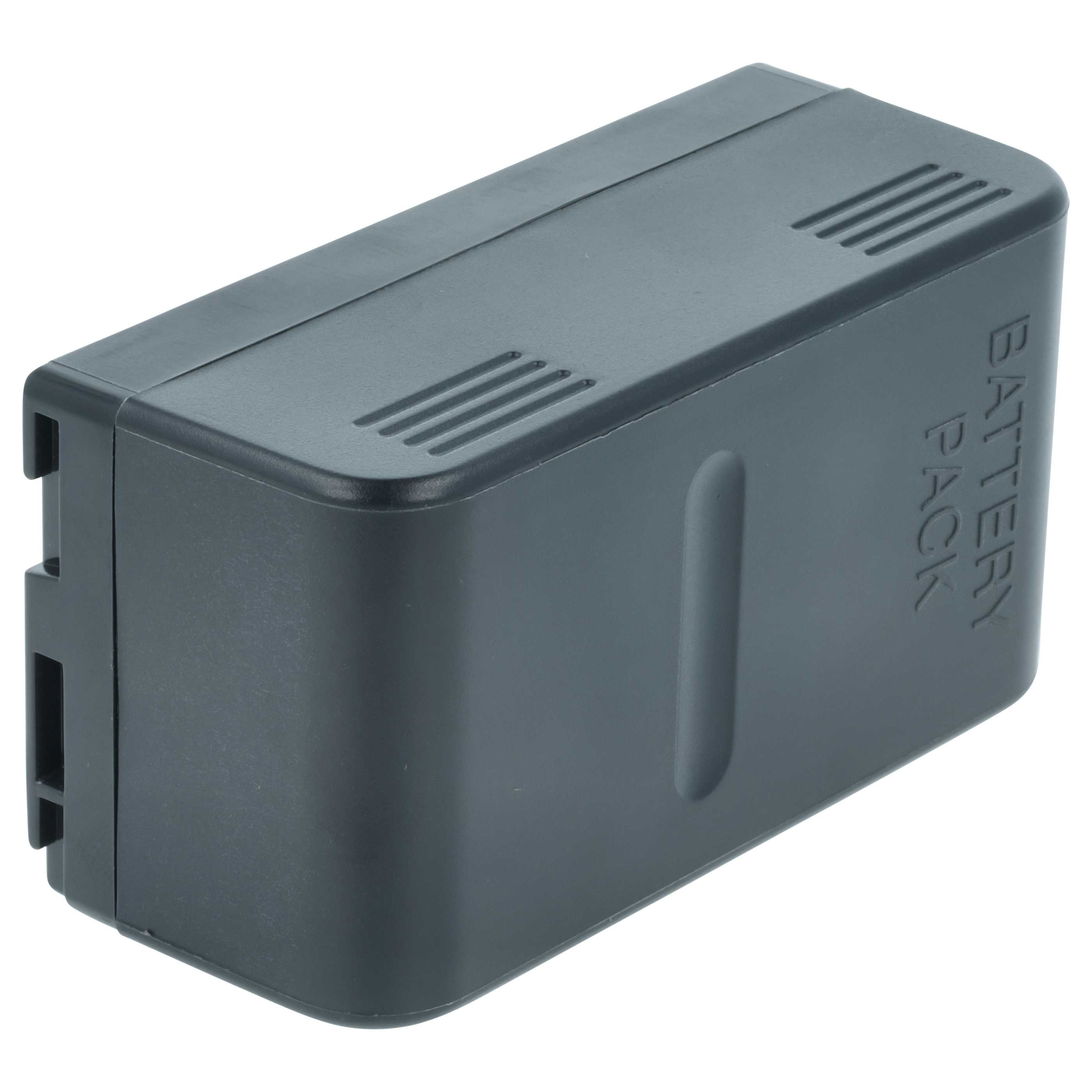 Ein dunkelgraues Akkupack mit dem Wort 'BATTERY PACK' auf der Seite. Es hat Belüftungsöffnungen oben und eine vertikale Nut.