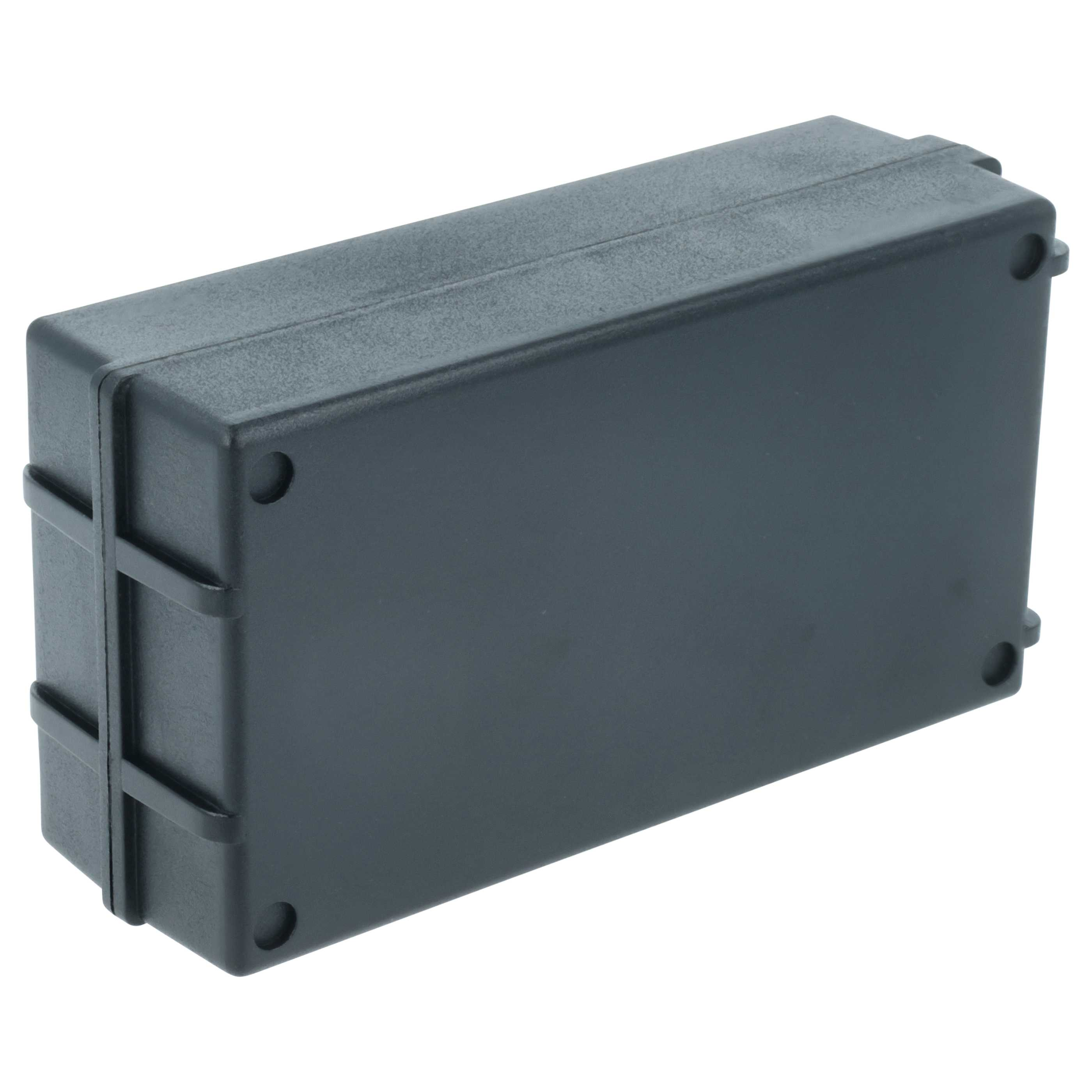 Eine dunkelgraue rechteckige Plastikbox mit abgerundeten Ecken ist vor weißem Hintergrund isoliert.